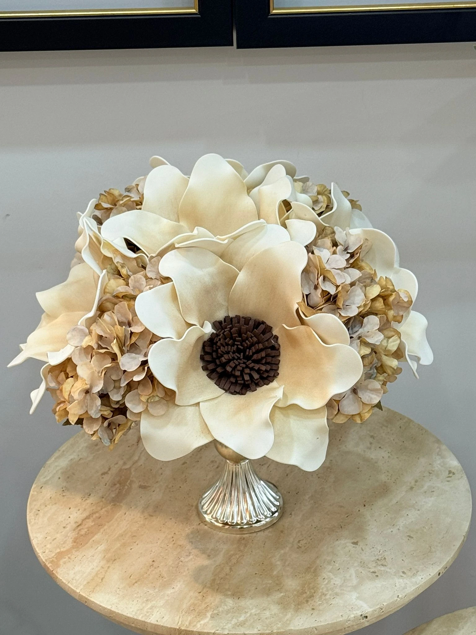 Gümüş Burgu Ayaklı Vazoda Lateks Çiçek Aranjmanı