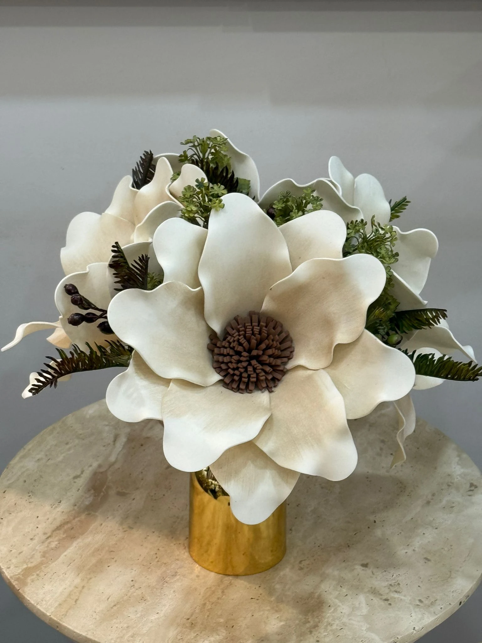 Gold Ayaklı Vazoda Lateks Çiçek Aranjmanı