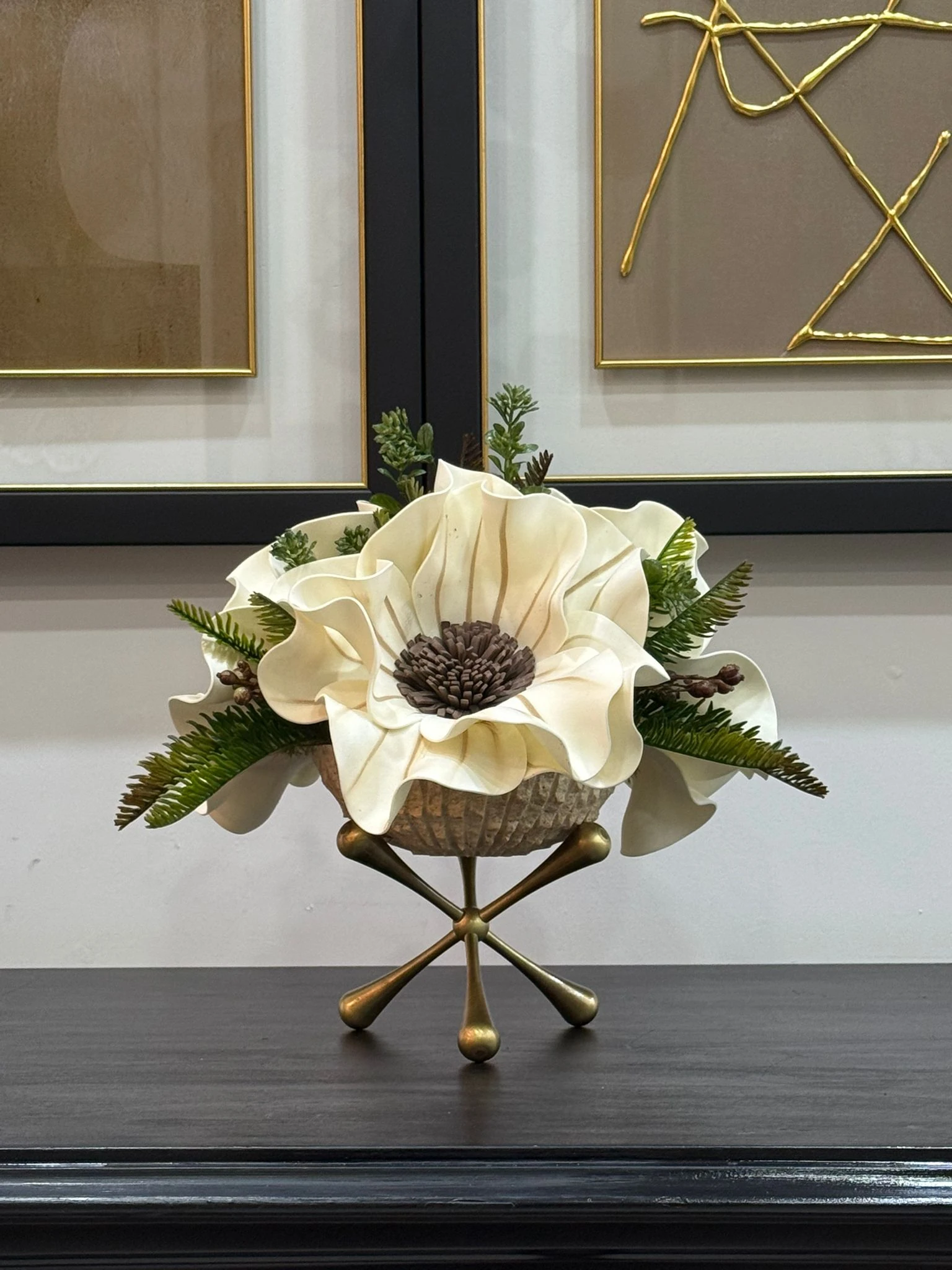 Eskitme Molekül Ayaklı Tırtıklı Traverten Vazoda Lateks Çiçek Aranjman 