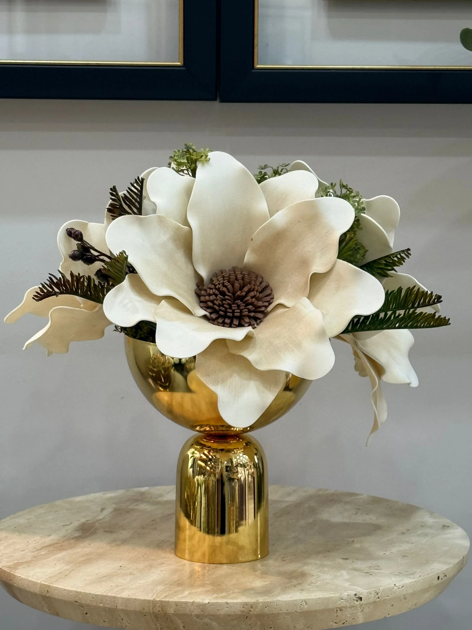 Gold Ayaklı Vazoda Lateks Çiçek Aranjmanı