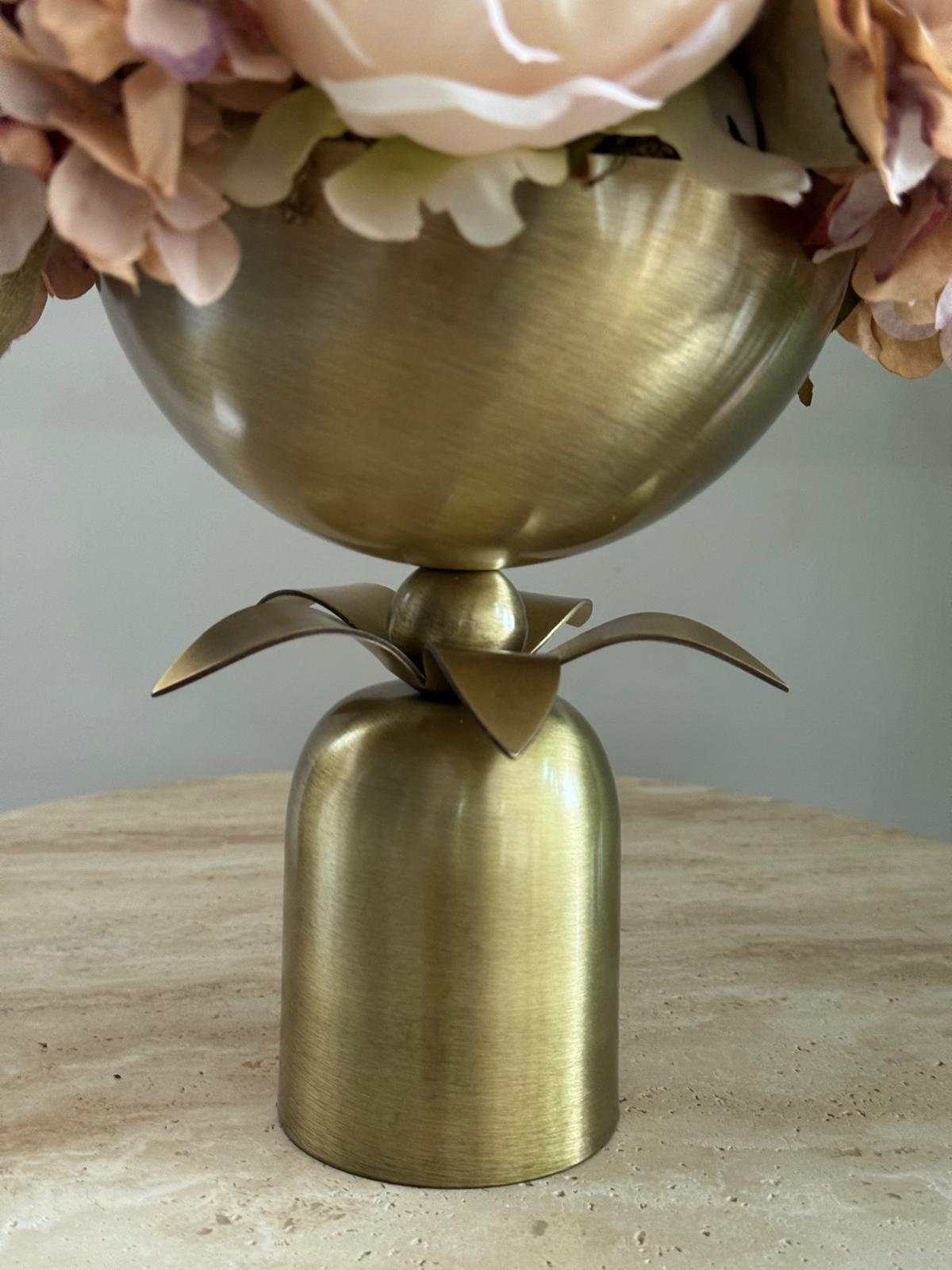 Eskitme Ayaklı Vazoda Yapay Çiçek Aranjmanı