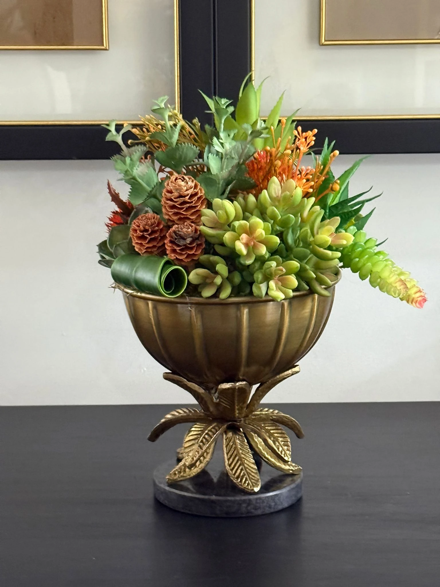 Eskitme Döküm İthal Çiçek Ayaklı Vazoda Sukulent Çiçek Aranjman 