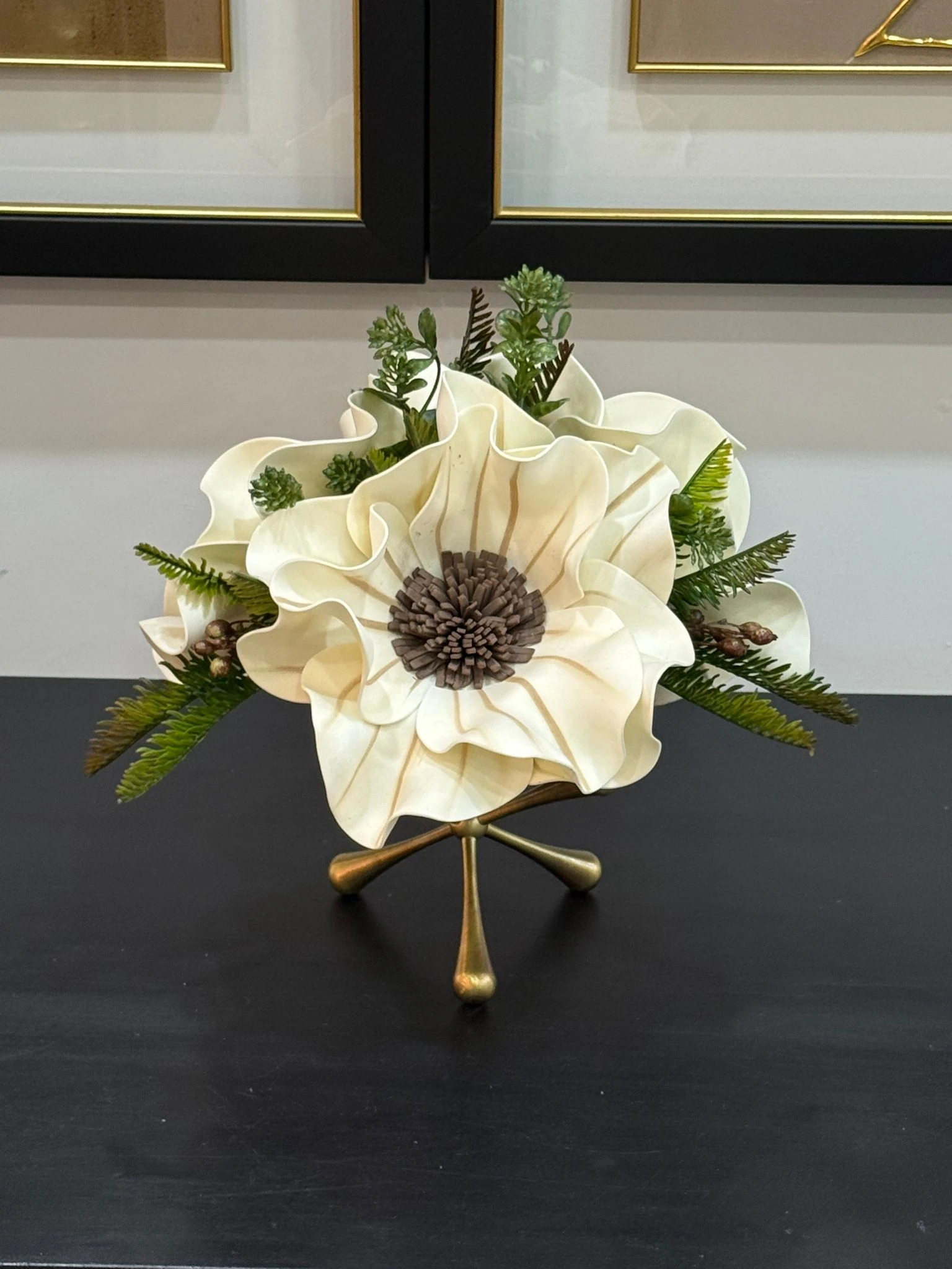 Eskitme Molekül Ayaklı Tırtıklı Traverten Vazoda Lateks Çiçek Aranjman 