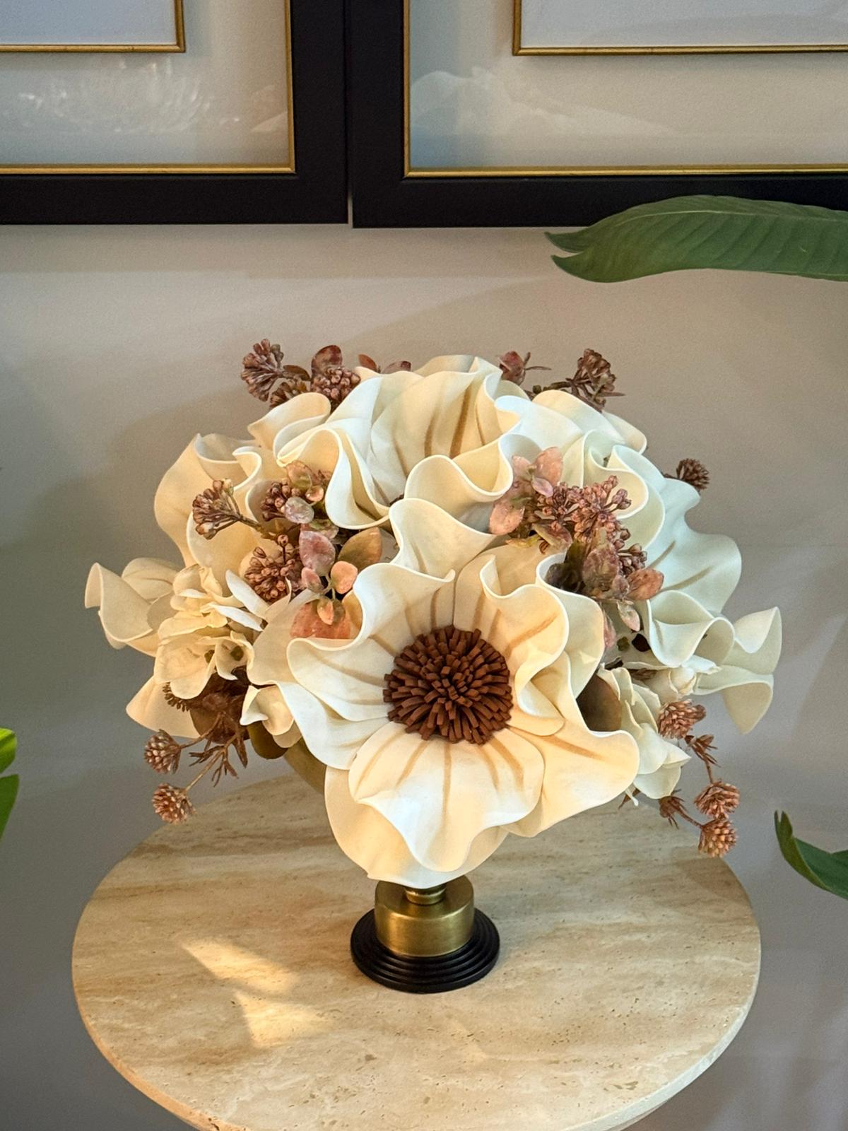 Eskitme Ayaklı Vazoda Lateks Çiçek Aranjmanı