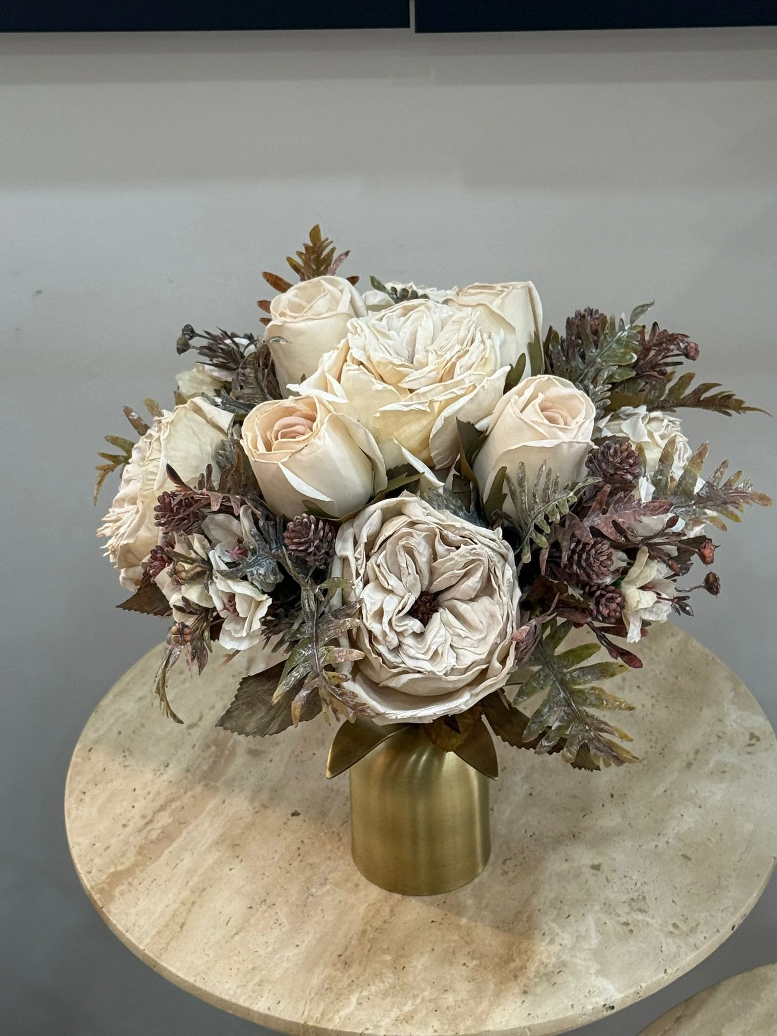 Eskitme Palmiye Ayaklı Çiçek Aranjmanı