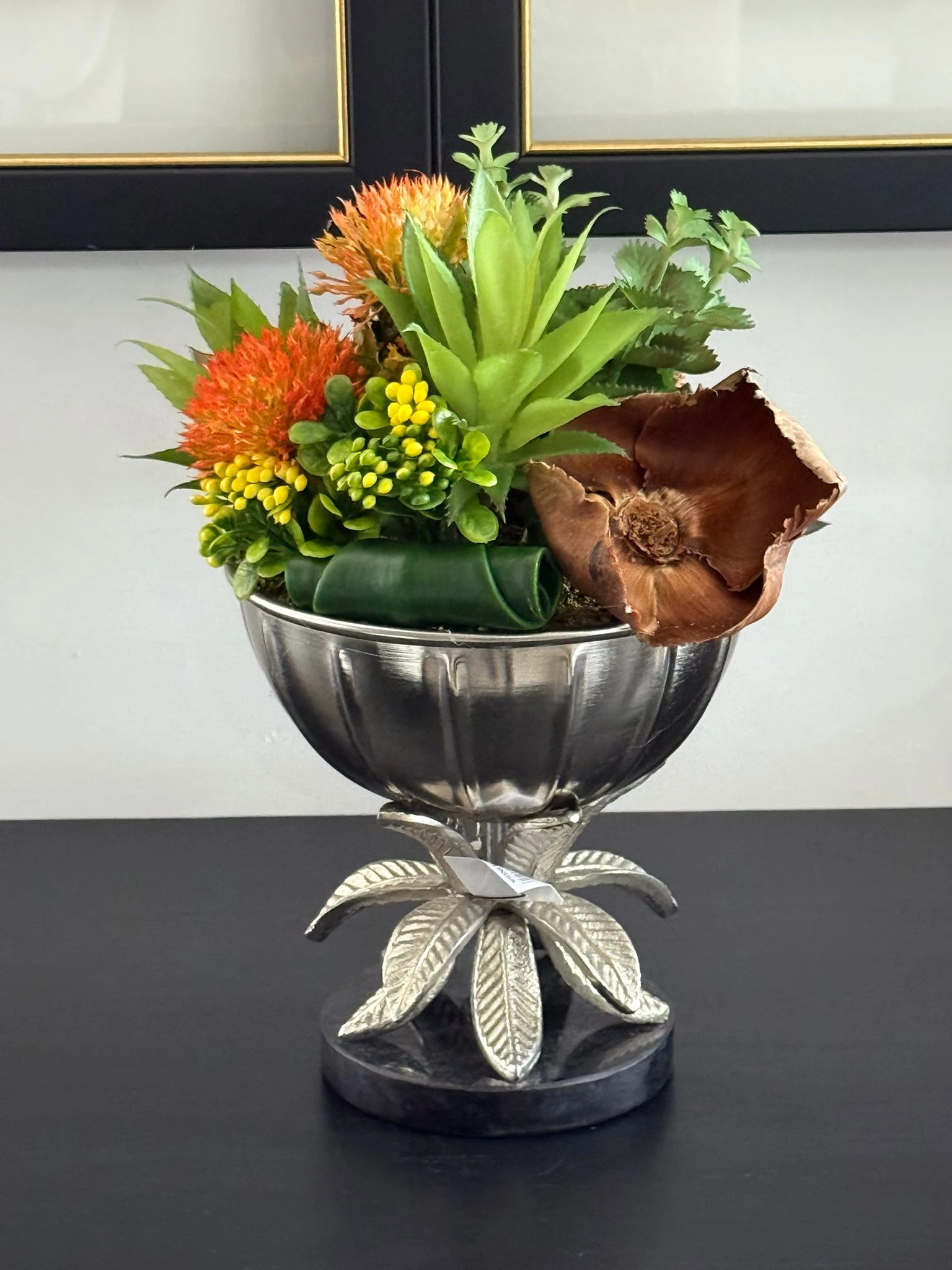 Gümüş Döküm İthal Çiçek Ayaklı Vazoda Sukulent Çiçek Aranjman 