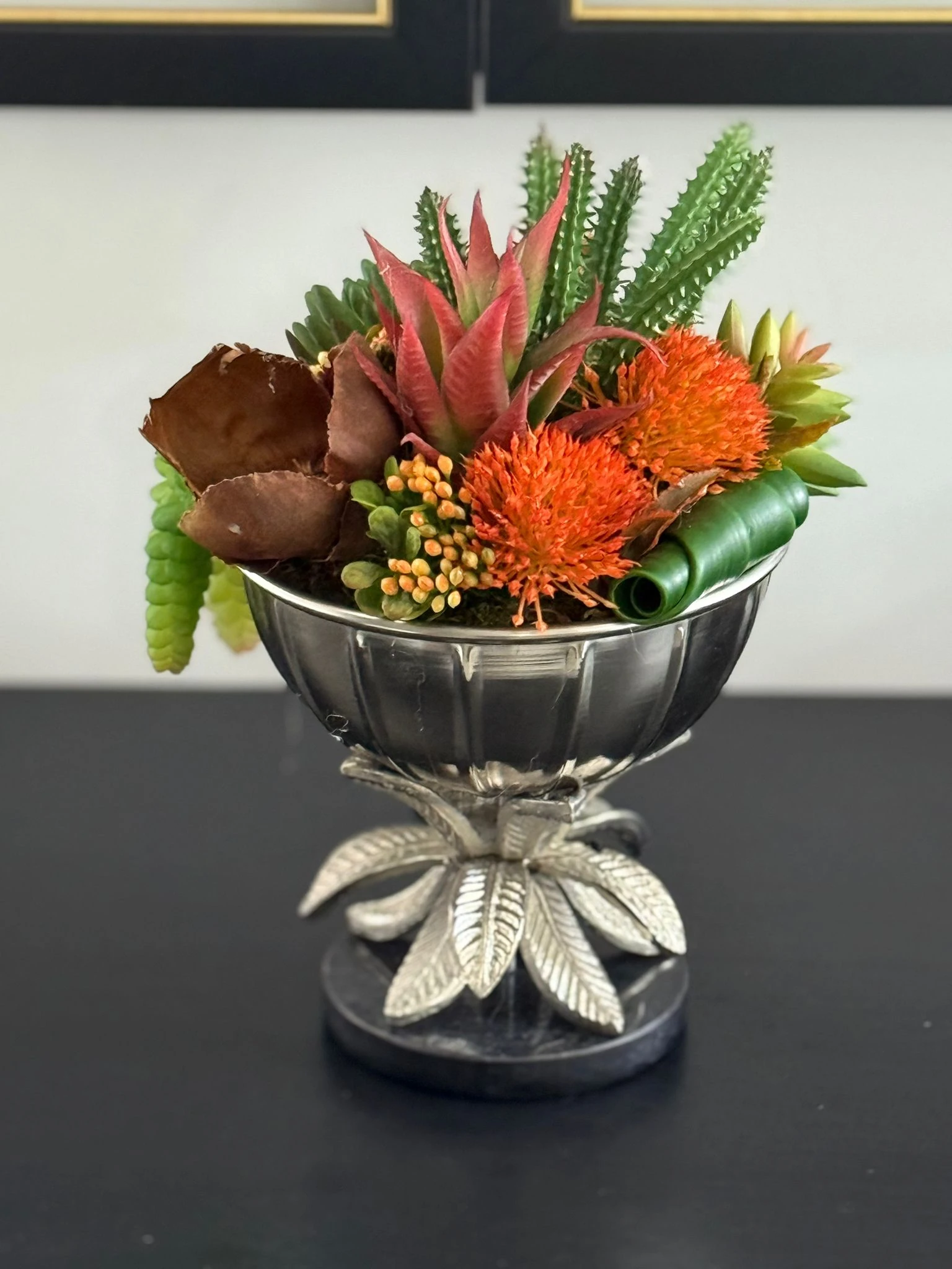 Gümüş Döküm İthal Çiçek Ayaklı Vazoda Sukulent Çiçek Aranjman 