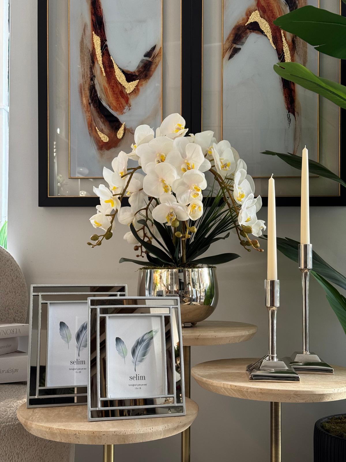 Gümüş Japon Vazoda Beyaz Lux Islak 5 Dal Orkide Aranjmanı