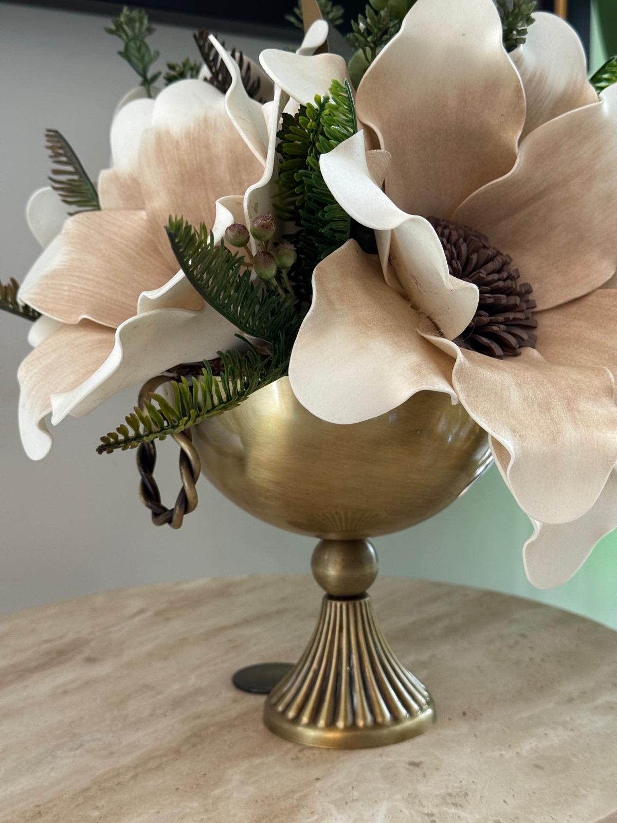 Eskitme Burgu Ayaklı Vazoda Lateks Çiçek Aranjnanı