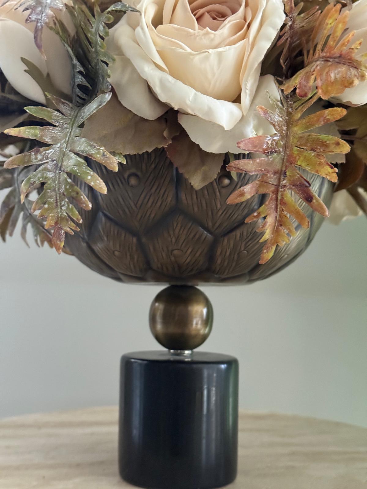 Eskitme Mermer  Ayaklı Prinç Vazoda Yapay Çiçek Aranjmanı