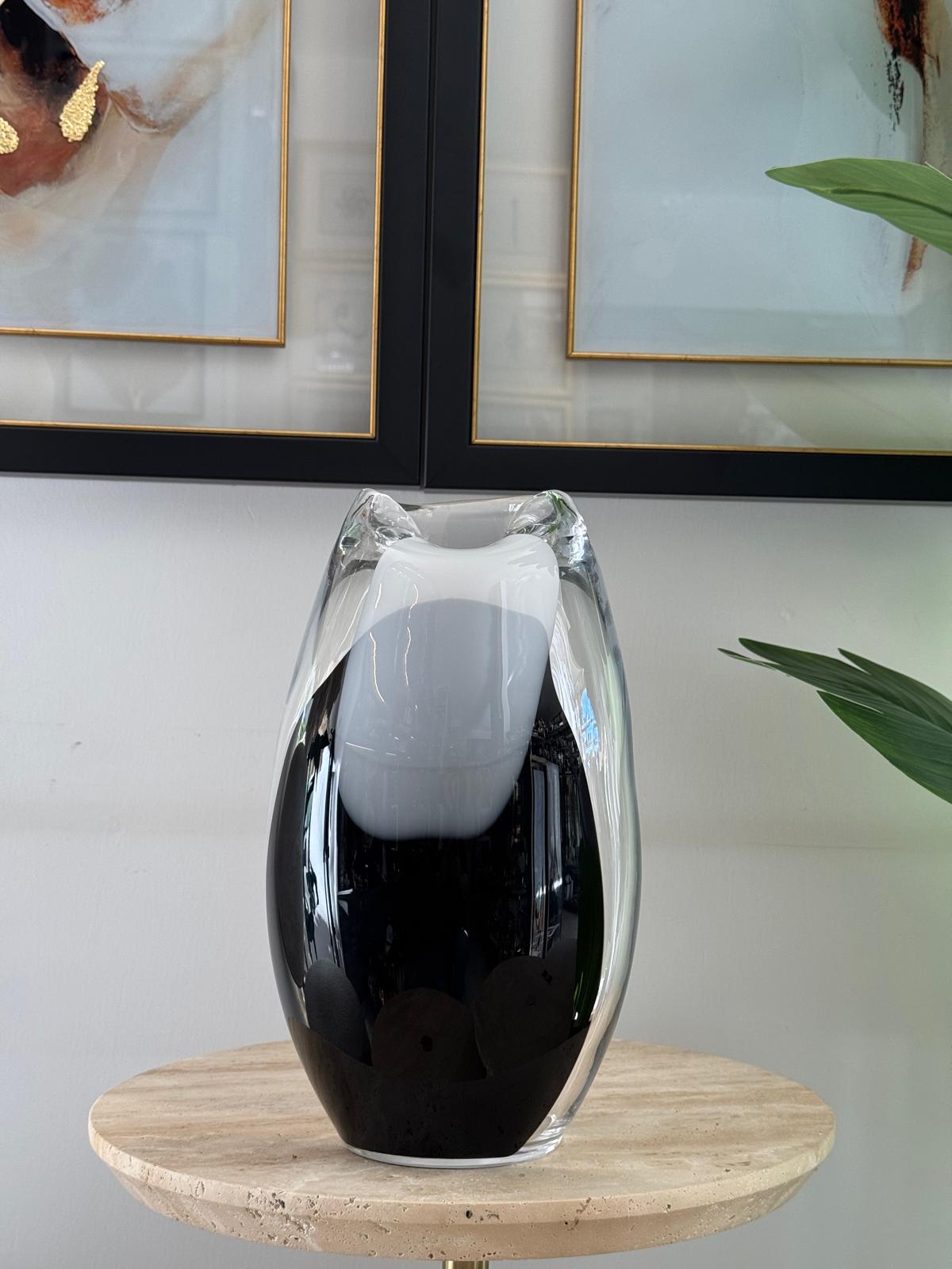 Siyah  Beyaz Cam Vazo