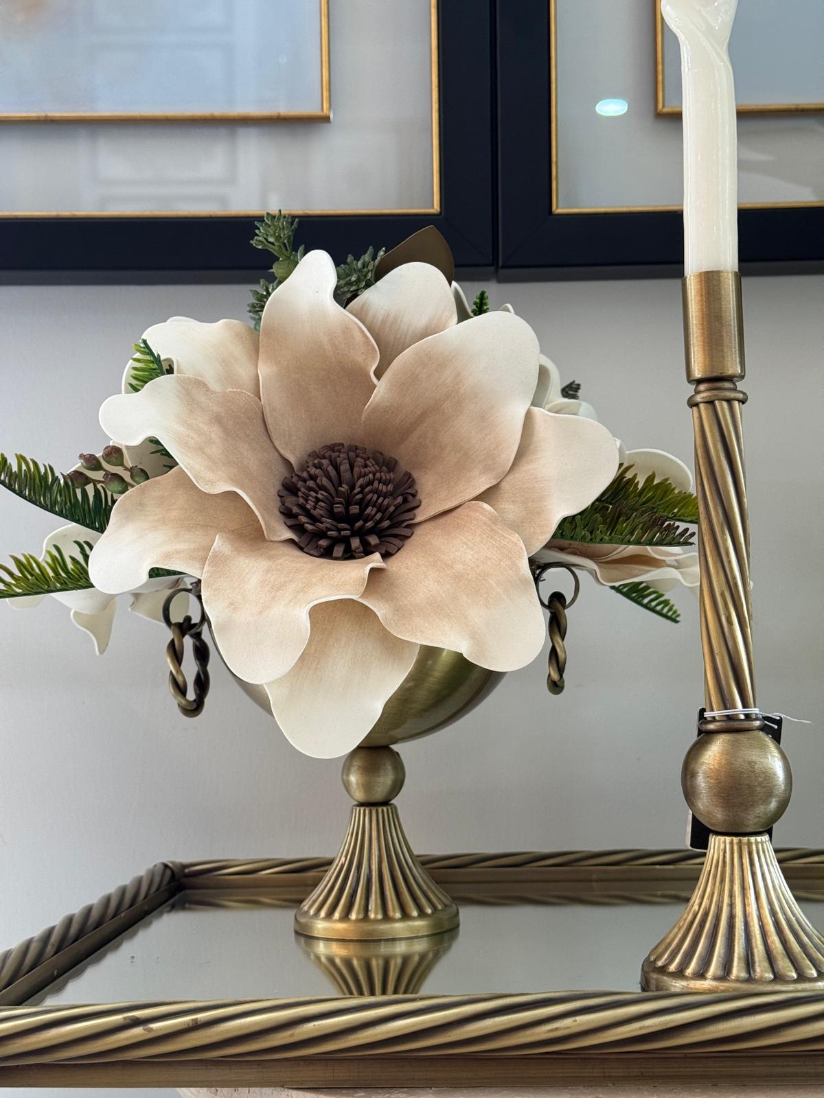 Eskitme Burgu Ayaklı Vazoda Lateks Çiçek Aranjnanı