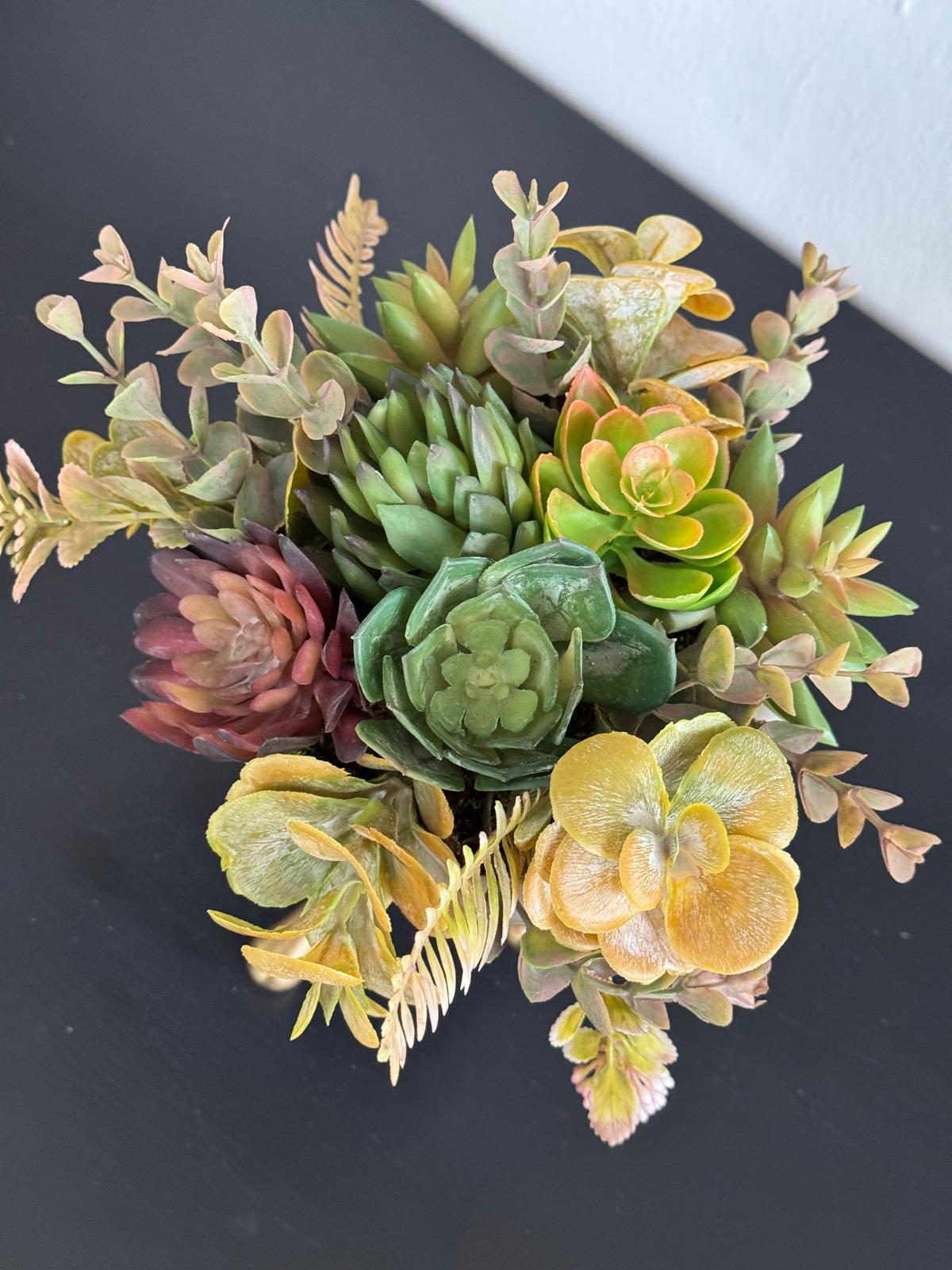 Eskitme Molekül Ayaklı Mermer Kasede Sukulent Çiçek Aranjmanı