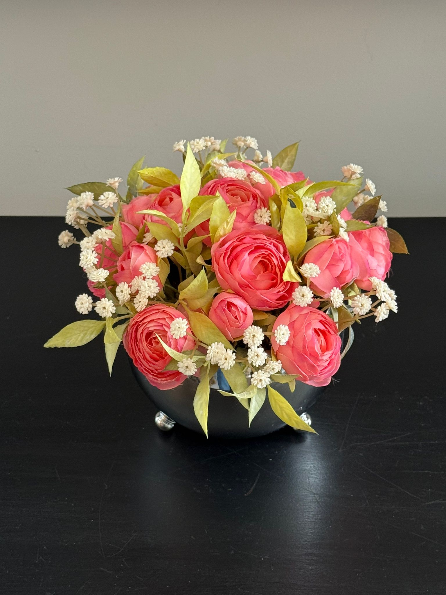 Gümüş Top Vazoda Pembe Erengül Çiçek Aranjman 