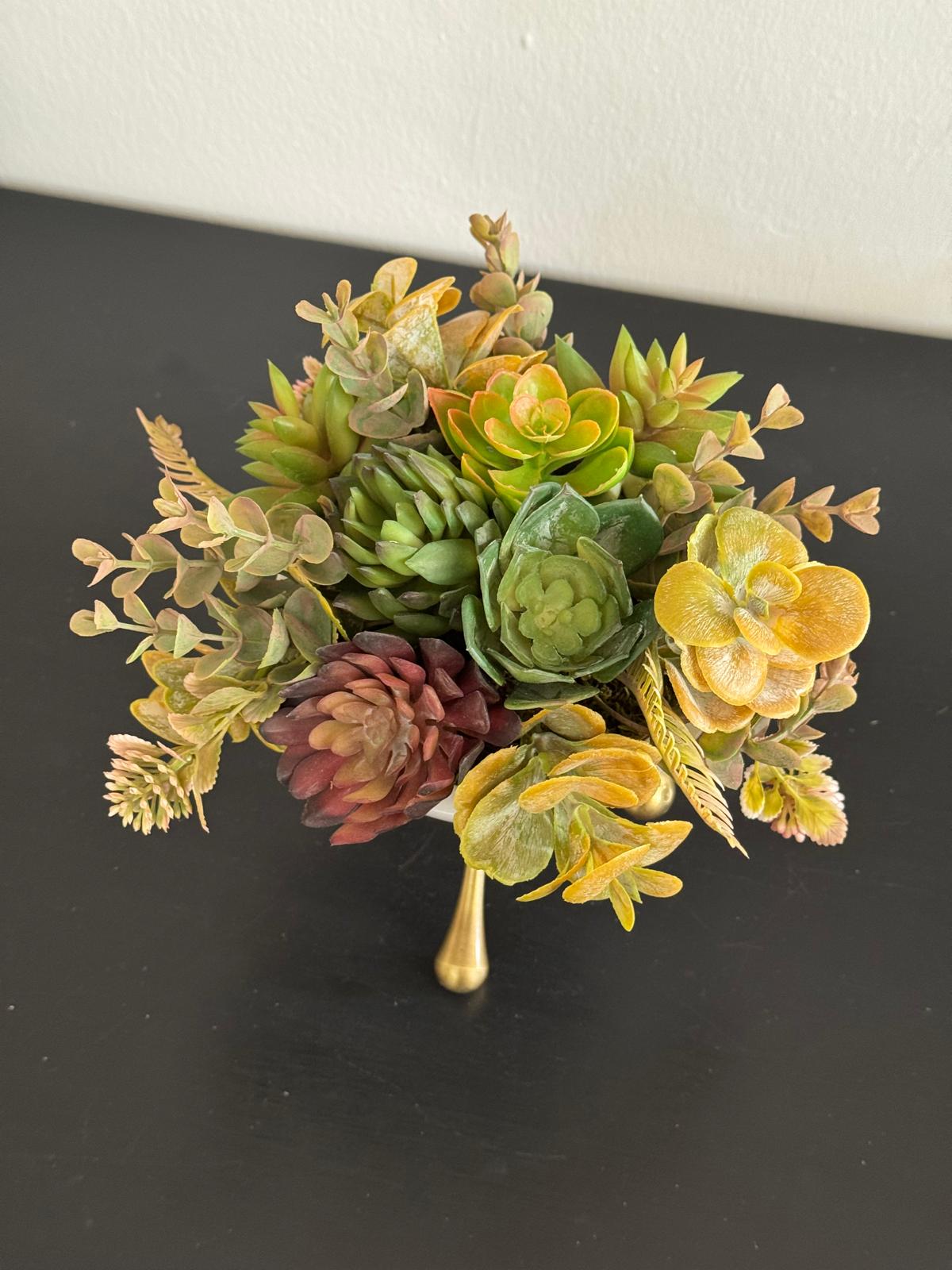 Eskitme Molekül Ayaklı Mermer Kasede Sukulent Çiçek Aranjmanı