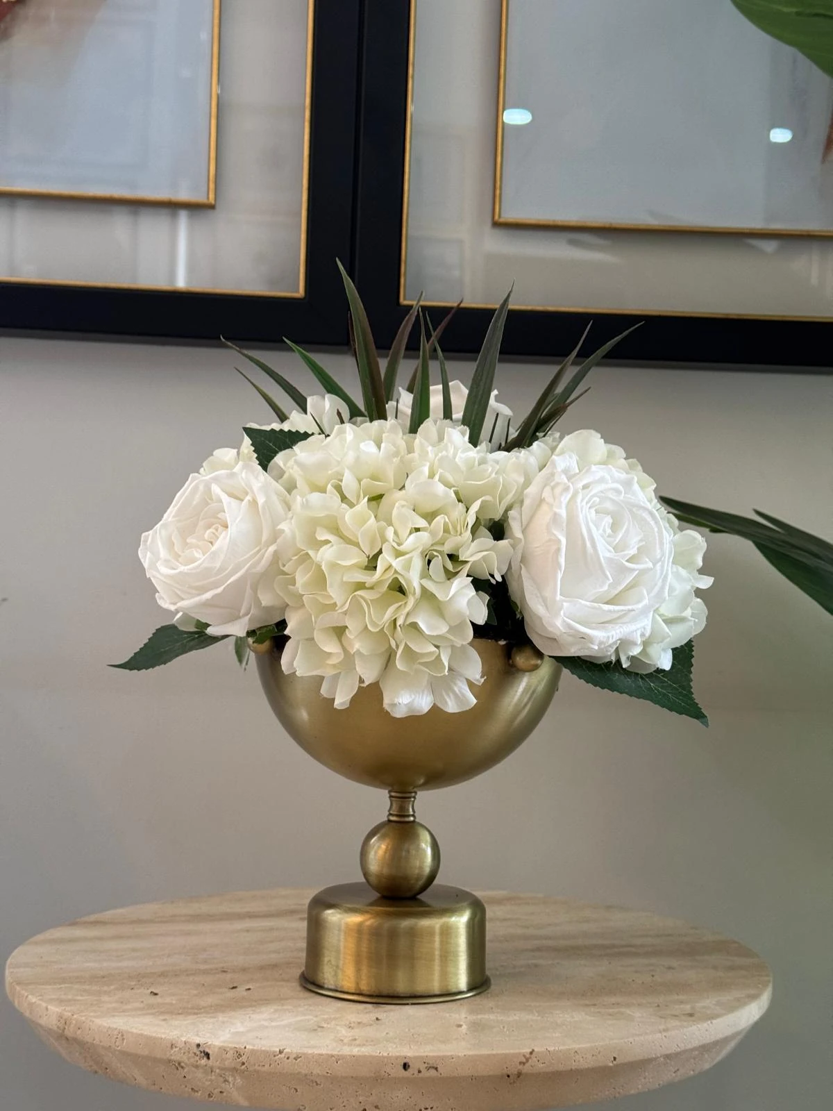 Eskitme Top Detaylı Ayaklı Vazoda Çiçek Aranjmanı 