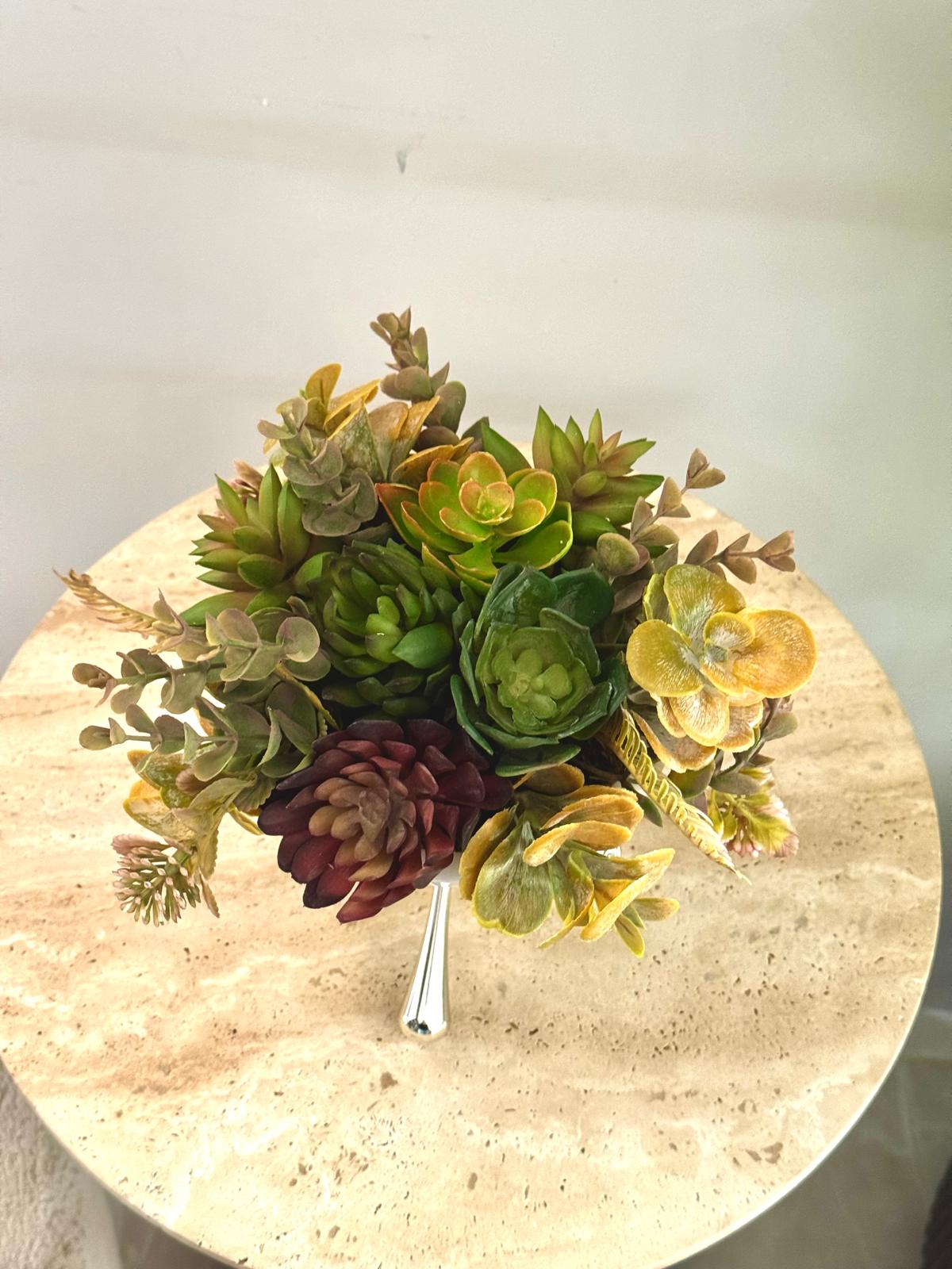 Gümüş Mokekül Ayaklı Mermer Kasede Sukulent Çiçek Aranjmanı