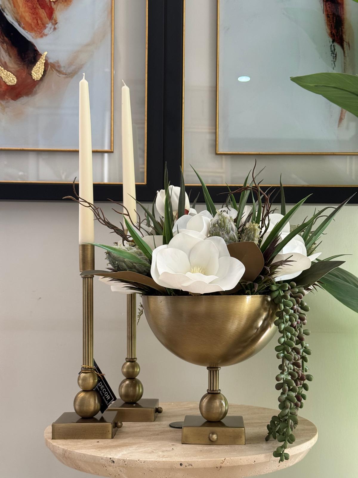 Eskitme Kare Ayaklı Vazoda Manolya Çiçek Aranjman 