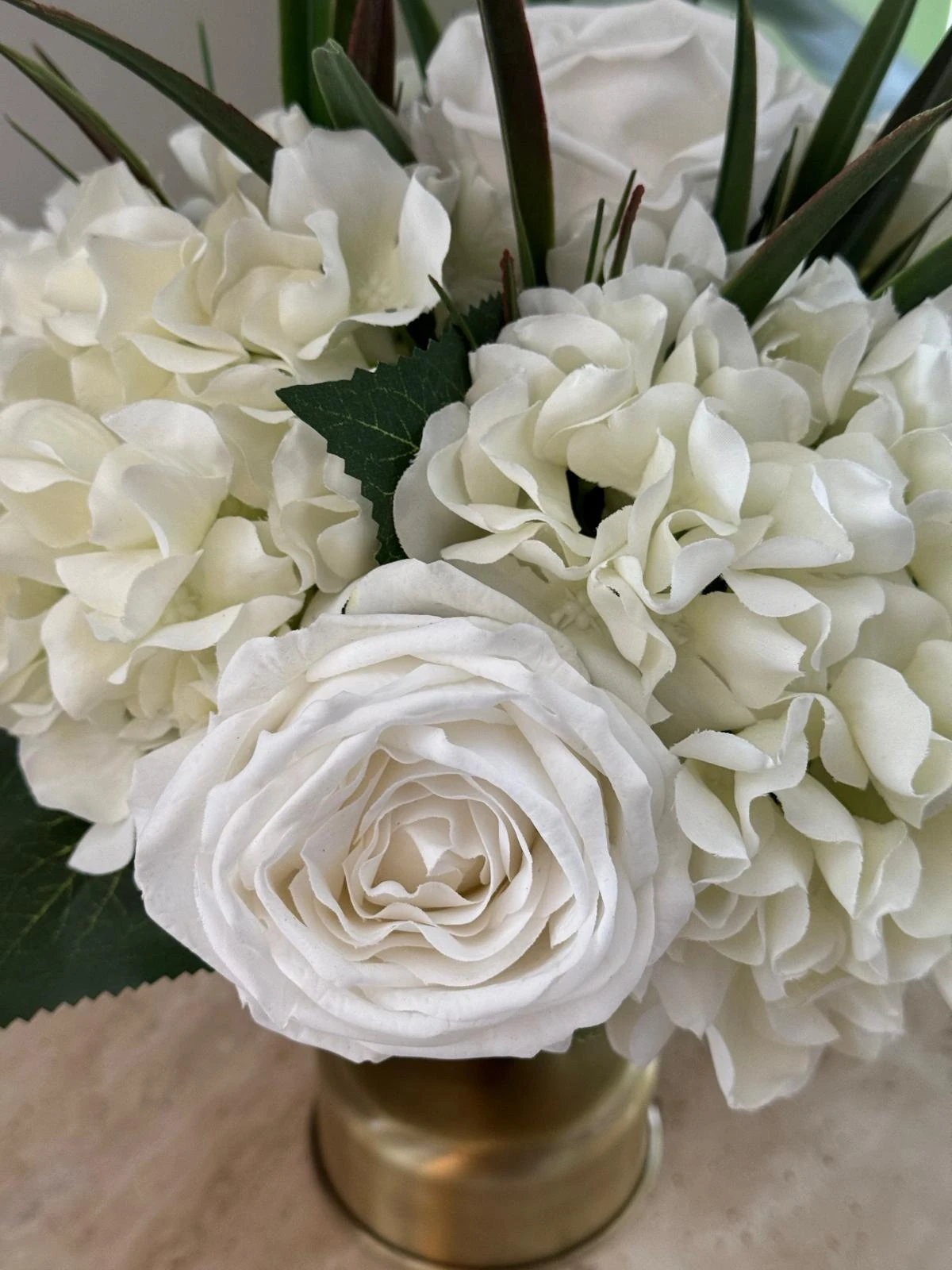 Eskitme Top Detaylı Ayaklı Vazoda Çiçek Aranjmanı 