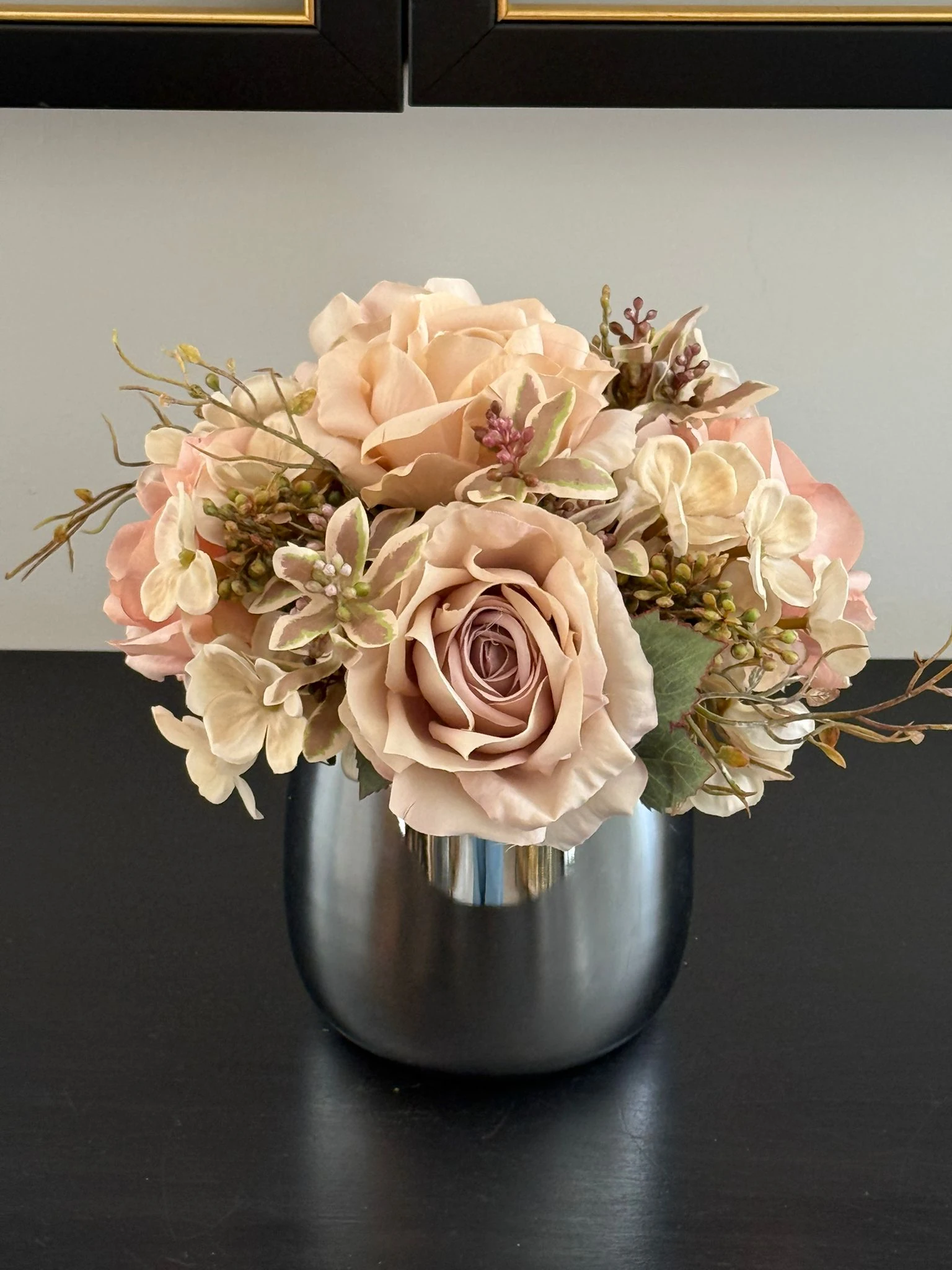 Gümüş Cezve Vazoda Yapay Çiçek Aranjman 