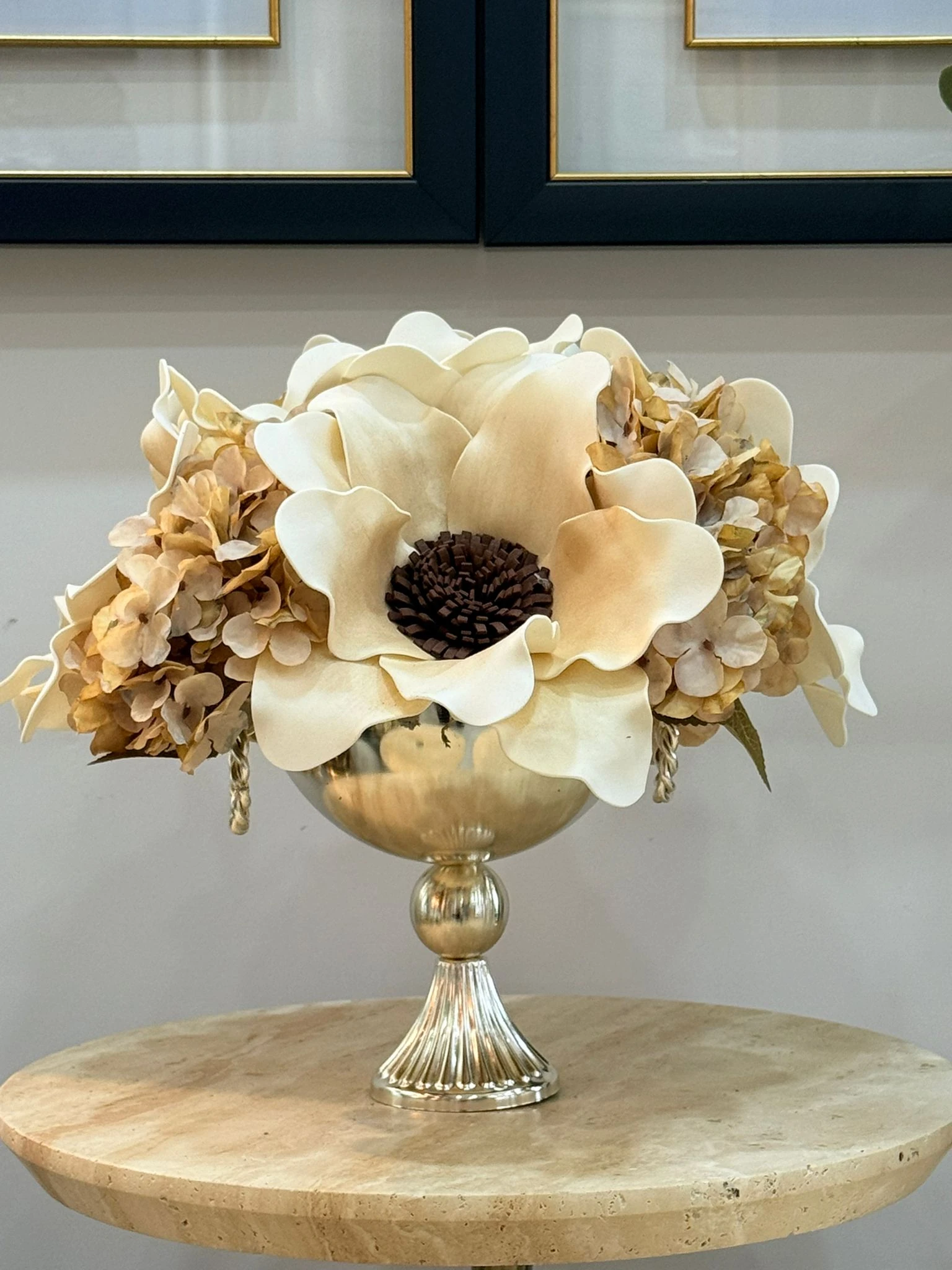 Gümüş Burgu Ayaklı Vazoda Lateks Çiçek Aranjmanı