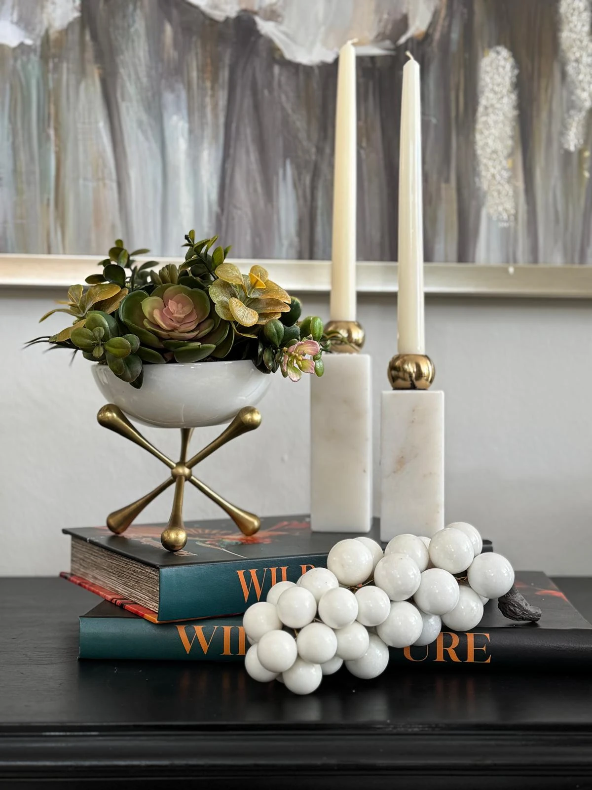 Eskitme Molekül Ayaklı Mermer Kasede Sukulent Çiçek Aranjmanı