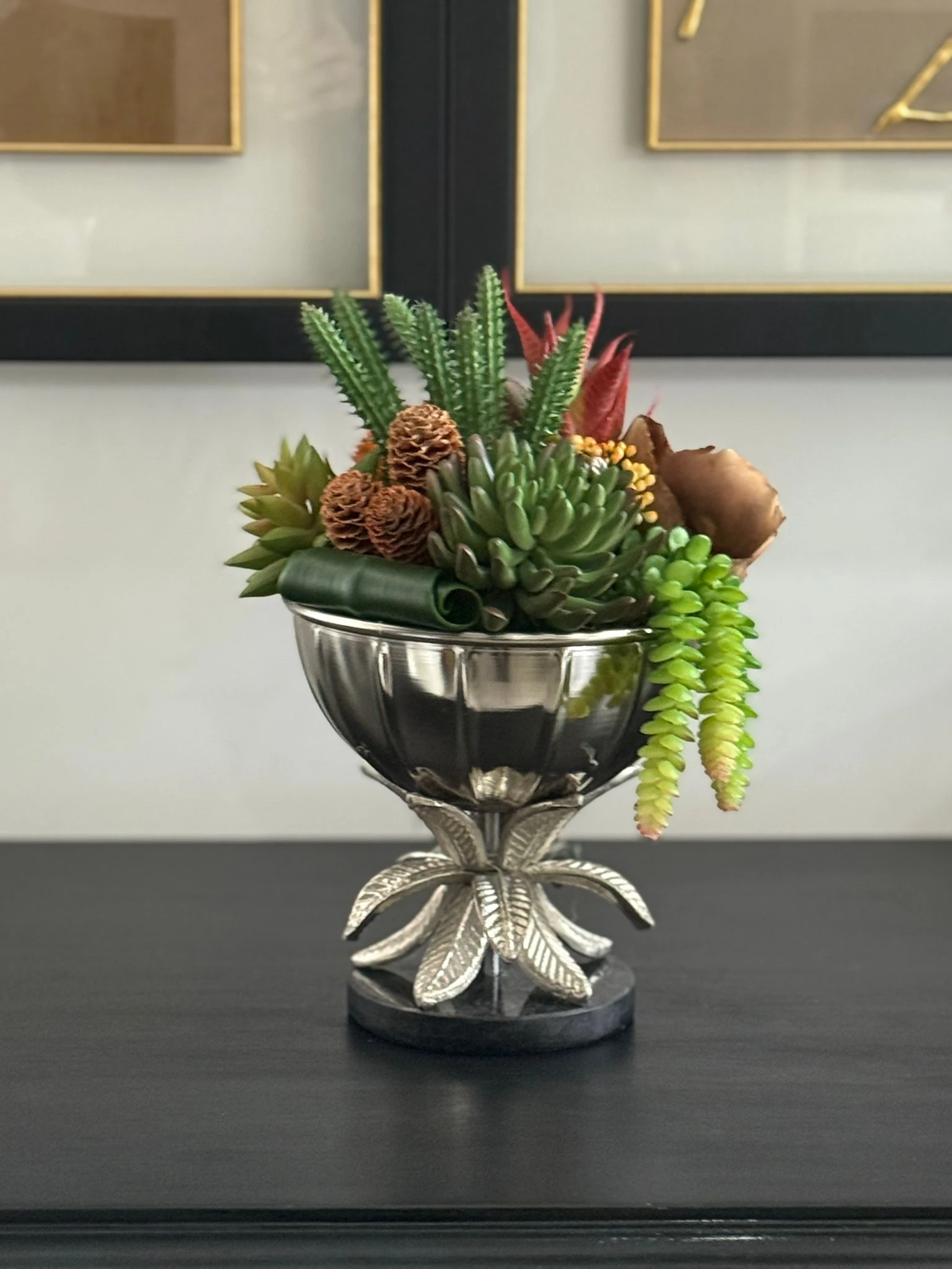 Gümüş Döküm İthal Çiçek Ayaklı Vazoda Sukulent Çiçek Aranjman 