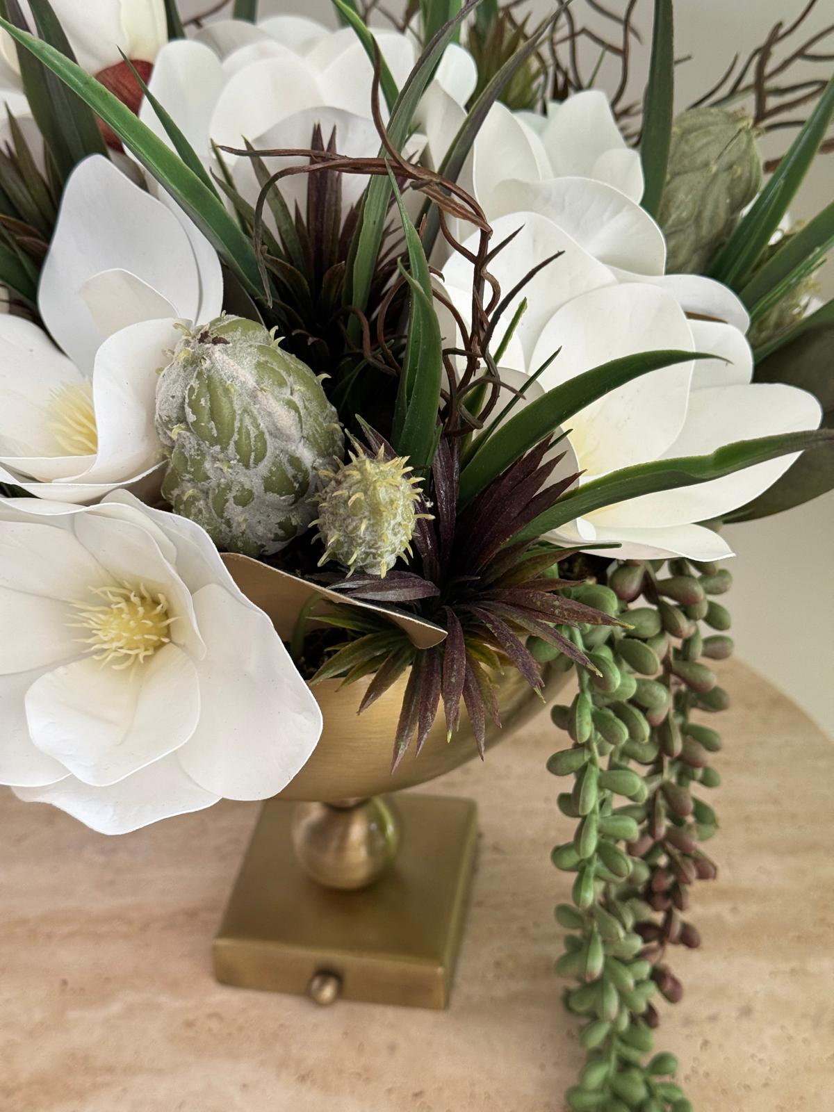 Eskitme Kare Ayaklı Vazoda Manolya Çiçek Aranjman 