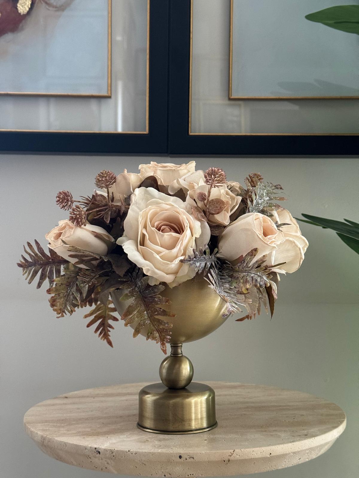 Eskitme Top Ayaklı Vazoda Çiçek Aranjmanı 