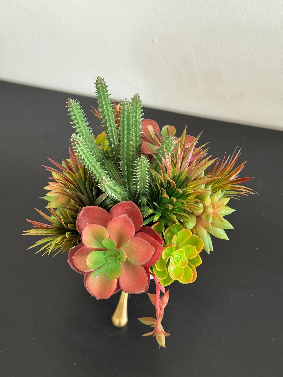 Eskitme Molekül Ayaklı Mermer Kasede Sukulent Çiçek Aranjmanı