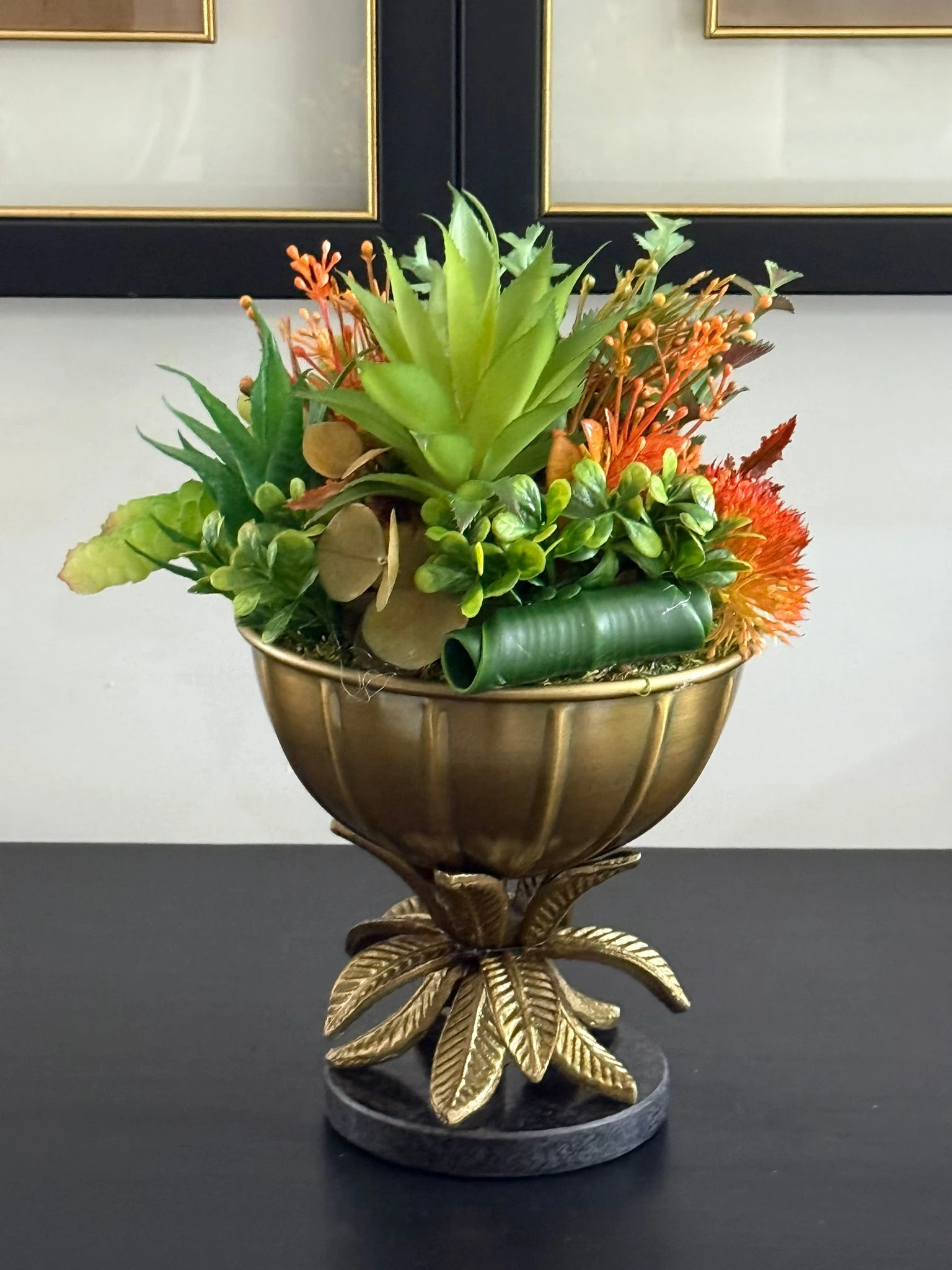 Eskitme Döküm İthal Çiçek Ayaklı Vazoda Sukulent Çiçek Aranjman 