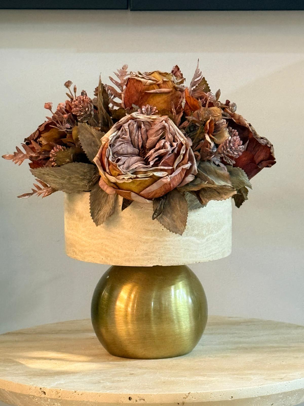 Eskitme Top Ayaklı Traverten Vazoda Çiçek Aranjmanı