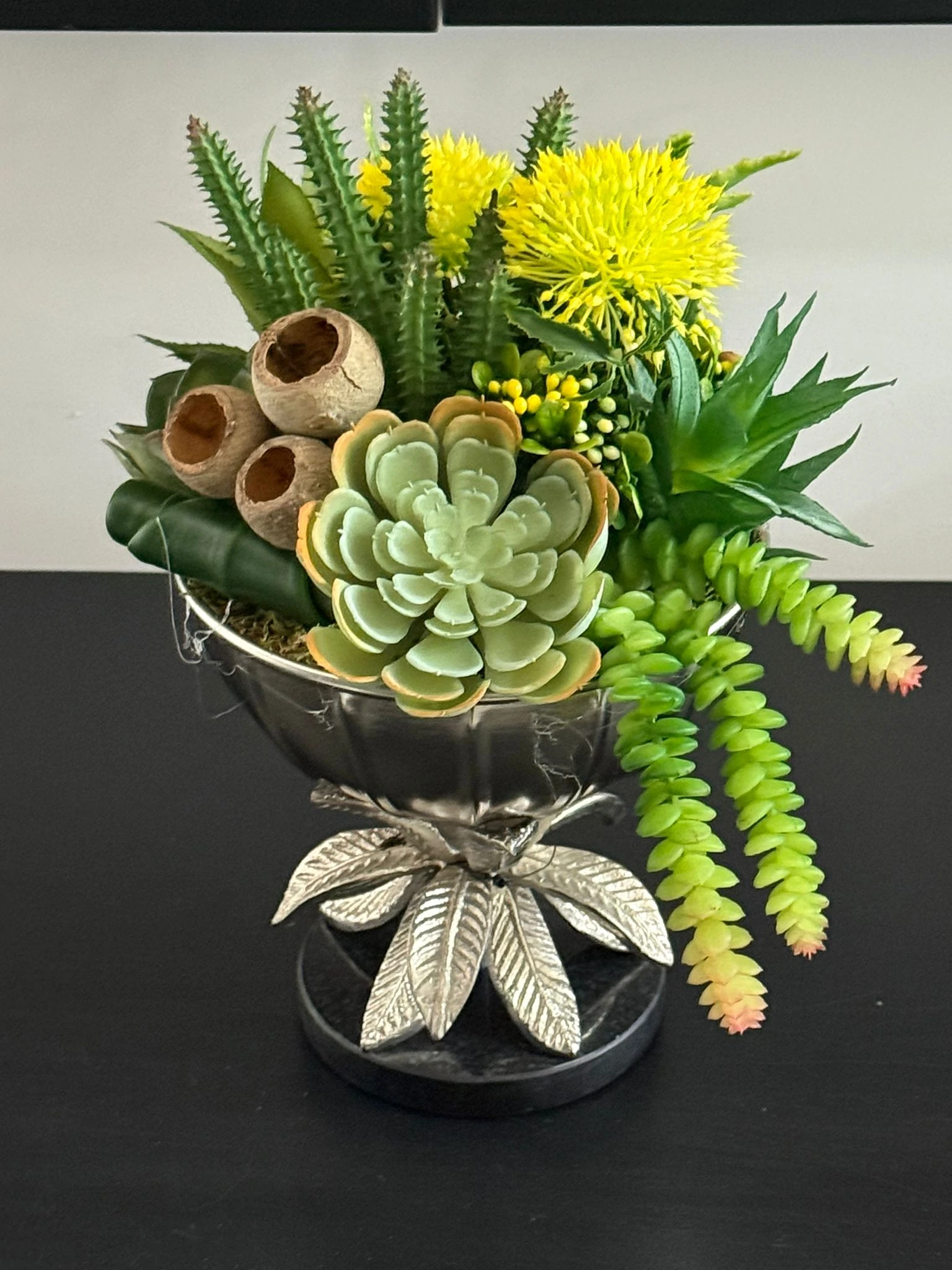 Gümüş Döküm İthal Çiçek Ayaklı Vazoda Sukulent Çiçek Aranjman 