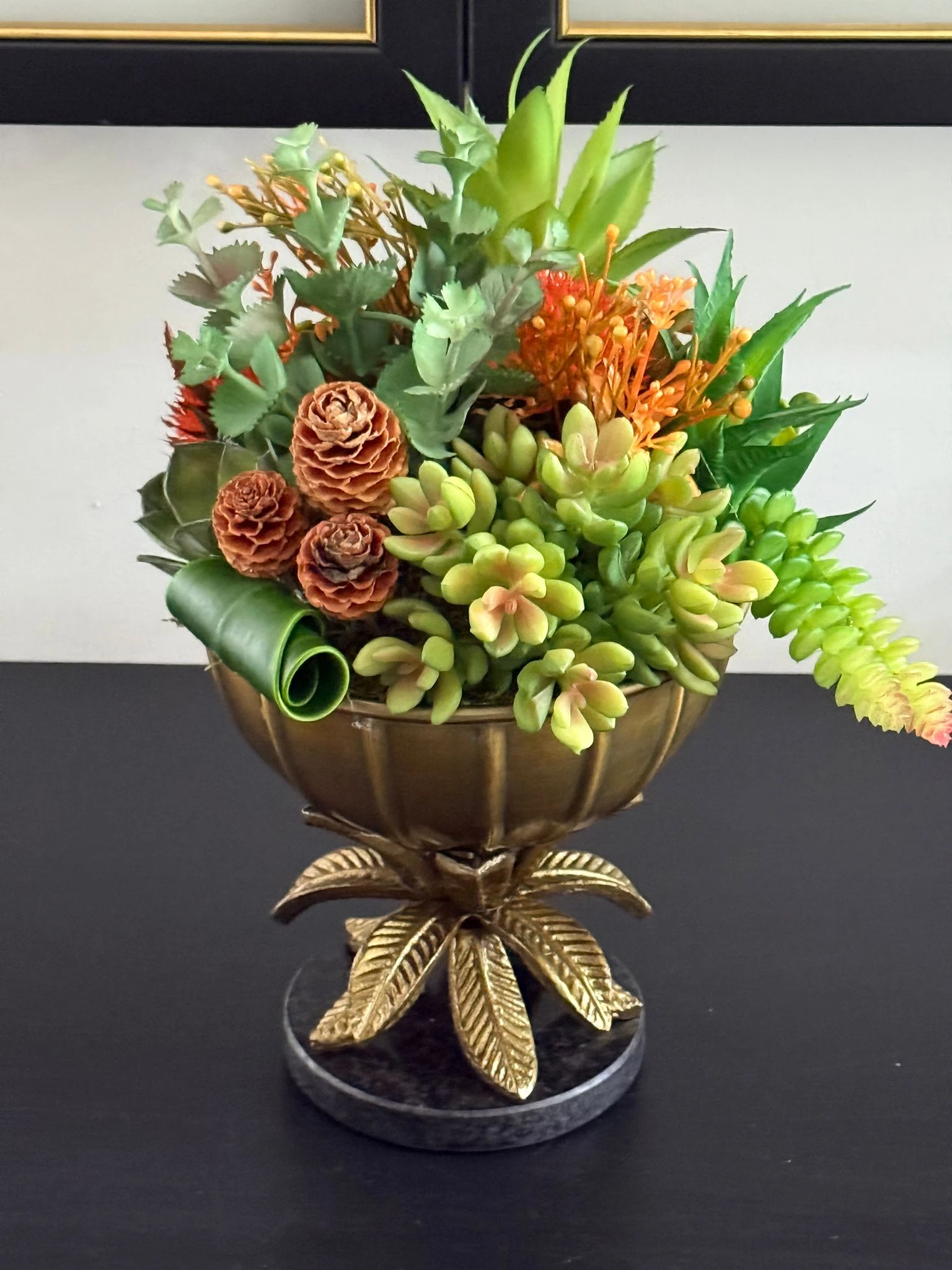 Eskitme Döküm İthal Çiçek Ayaklı Vazoda Sukulent Çiçek Aranjman 
