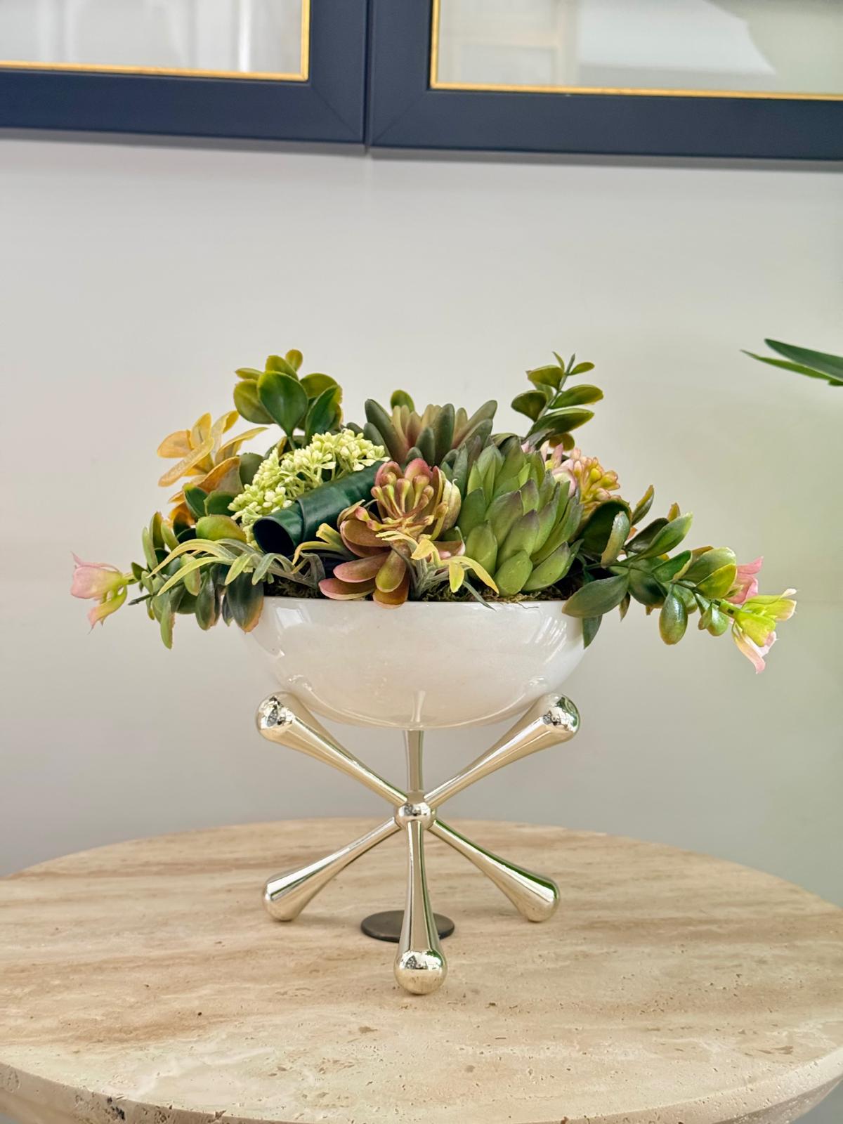 Gümüş Molekül Ayaklı Mermer Kasede Sukulent Çiçek Aranjmanı