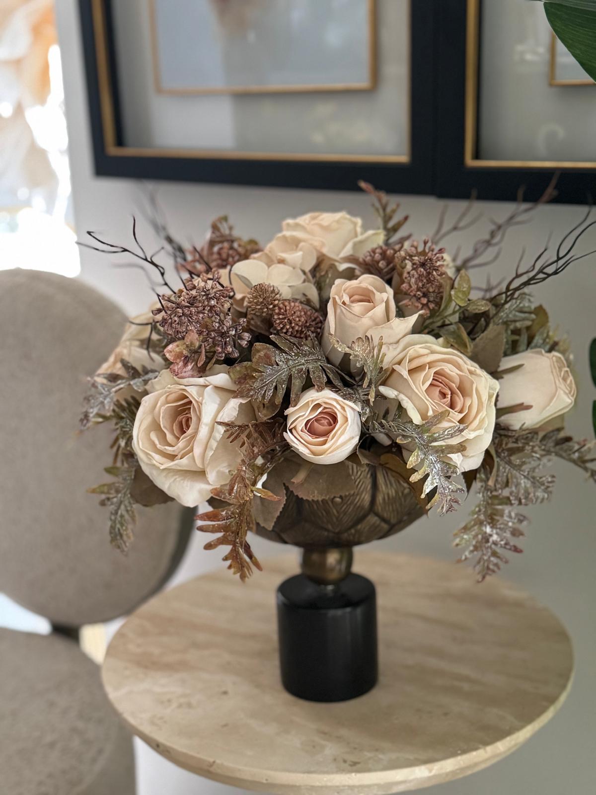 Eskitme Mermer  Ayaklı Prinç Vazoda Yapay Çiçek Aranjmanı