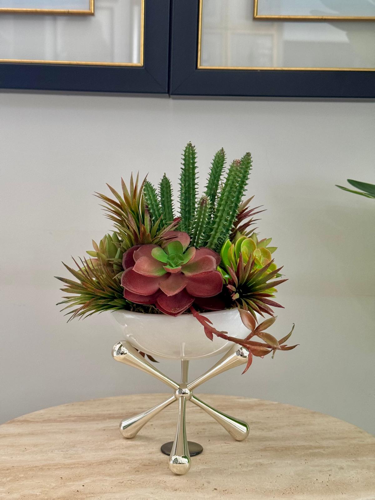 Gümüş Molekül Ayaklı Mermer Kasede Sukulent Aranjmanı