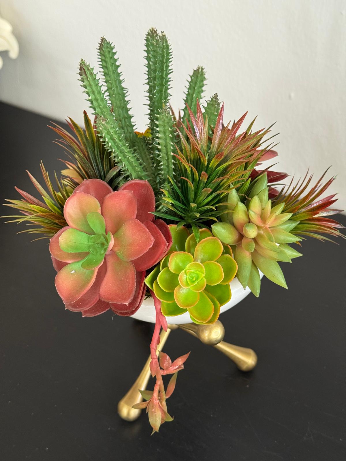 Eskitme Molekül Ayaklı Mermer Kasede Sukulent Çiçek Aranjmanı