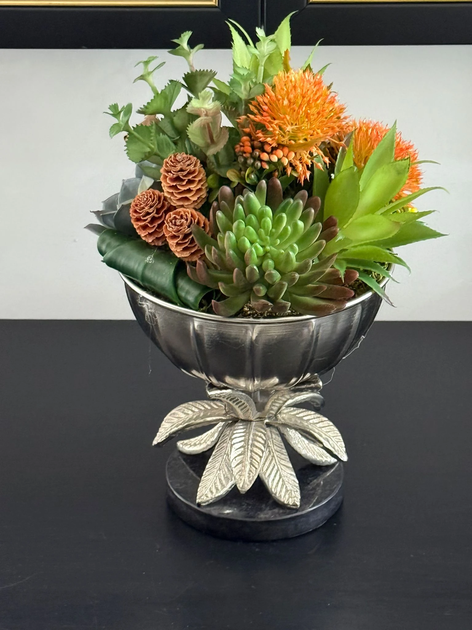Gümüş Döküm İthal Çiçek Ayaklı Vazoda Sukulent Çiçek Aranjman 