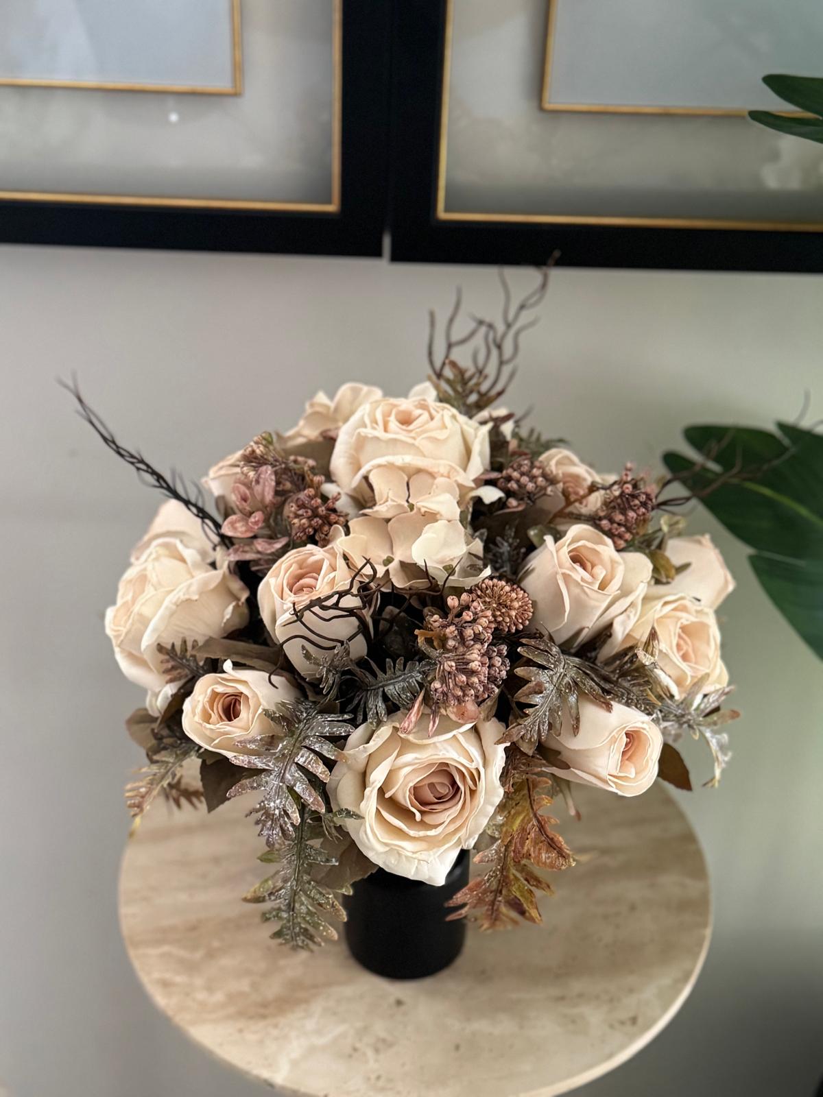 Eskitme Mermer  Ayaklı Prinç Vazoda Yapay Çiçek Aranjmanı