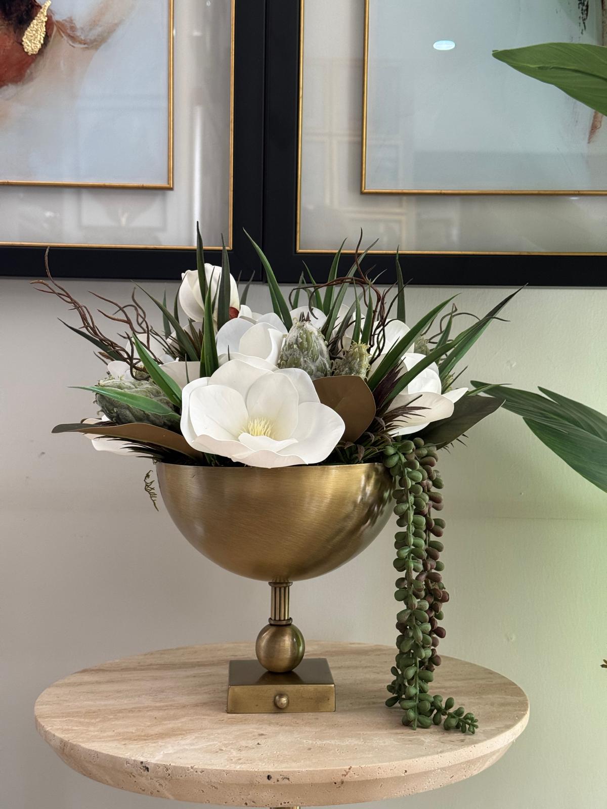 Eskitme Kare Ayaklı Vazoda Manolya Çiçek Aranjman 