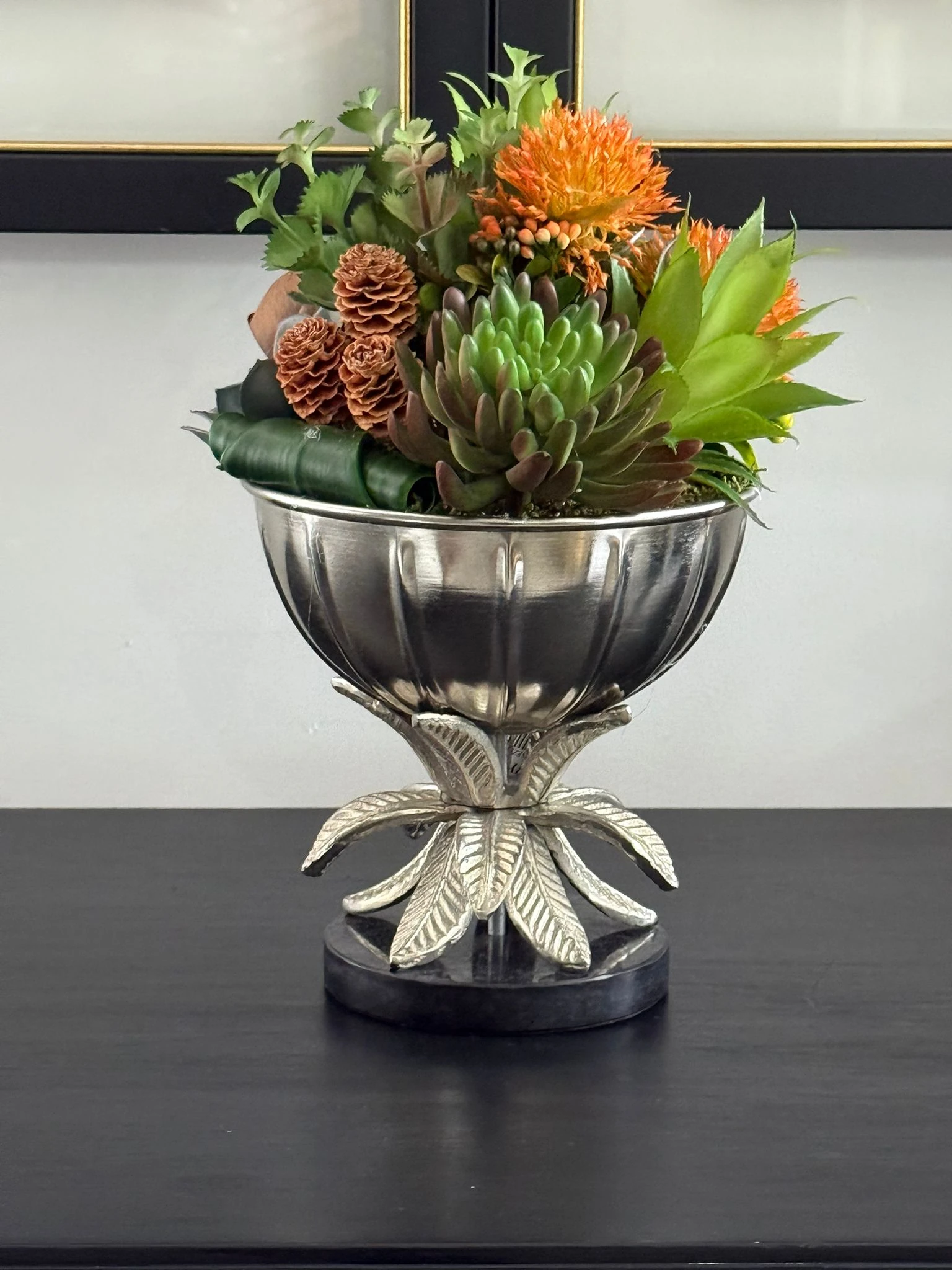 Gümüş Döküm İthal Çiçek Ayaklı Vazoda Sukulent Çiçek Aranjman 