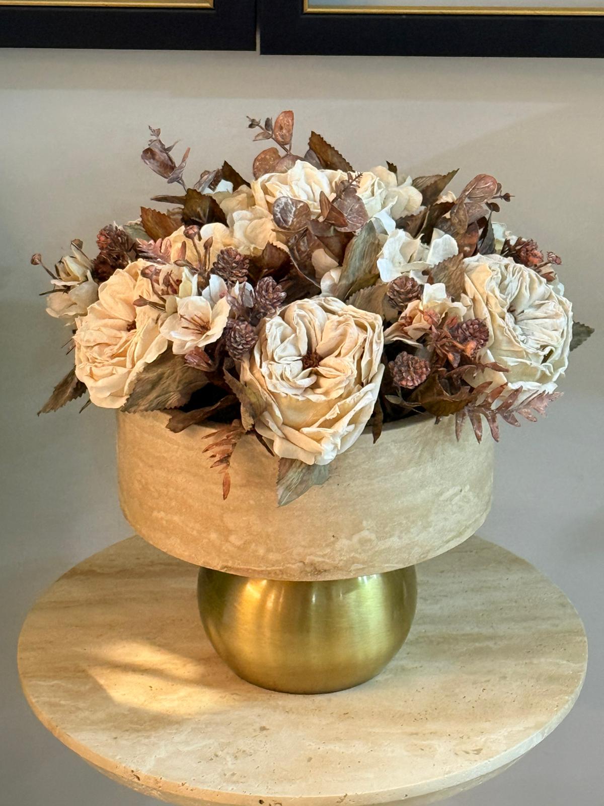 Eskitme Top Ayaklı Traverten Vazoda Çiçek Aranjmanı