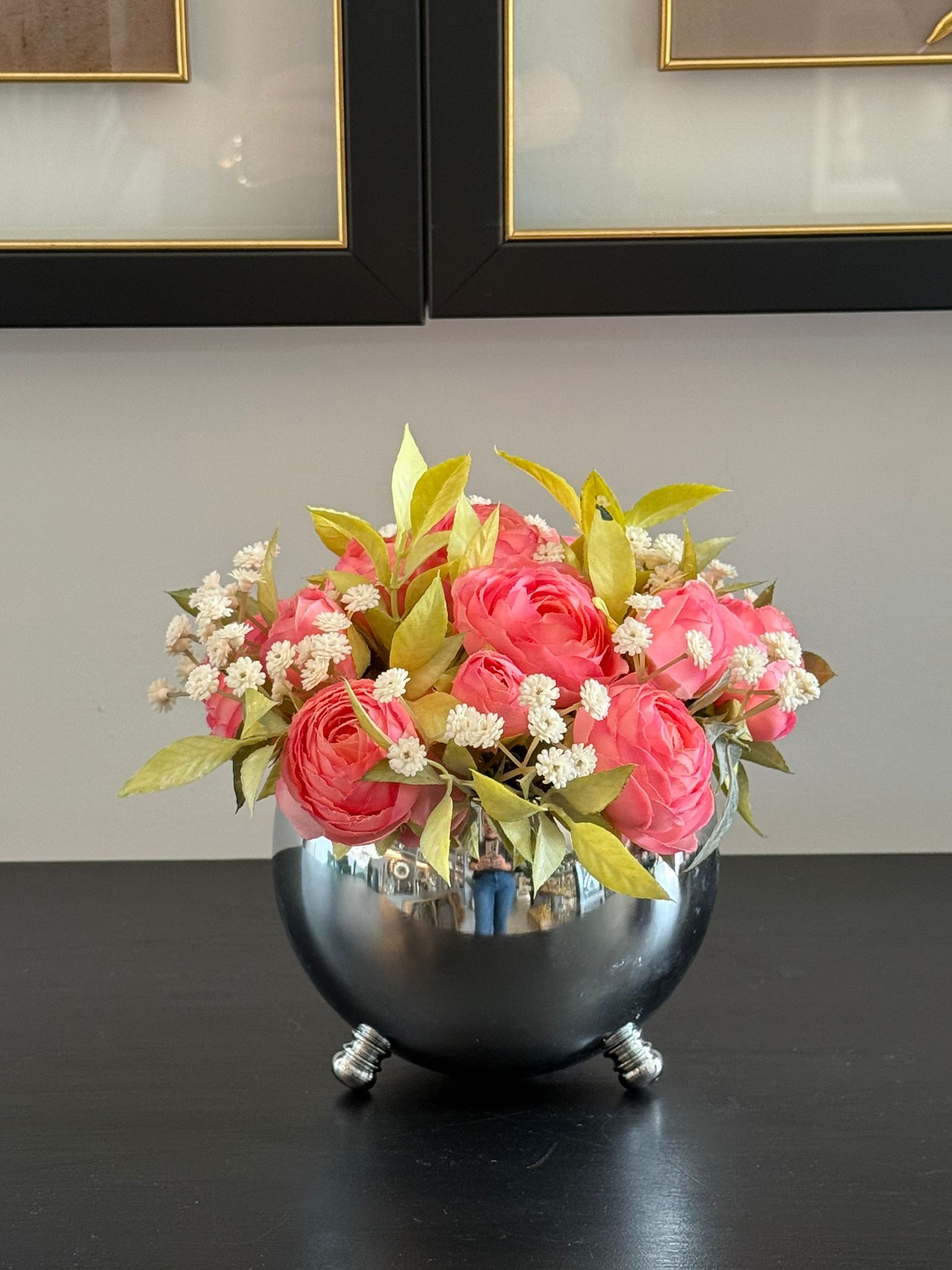 Gümüş Top Vazoda Pembe Erengül Çiçek Aranjman 