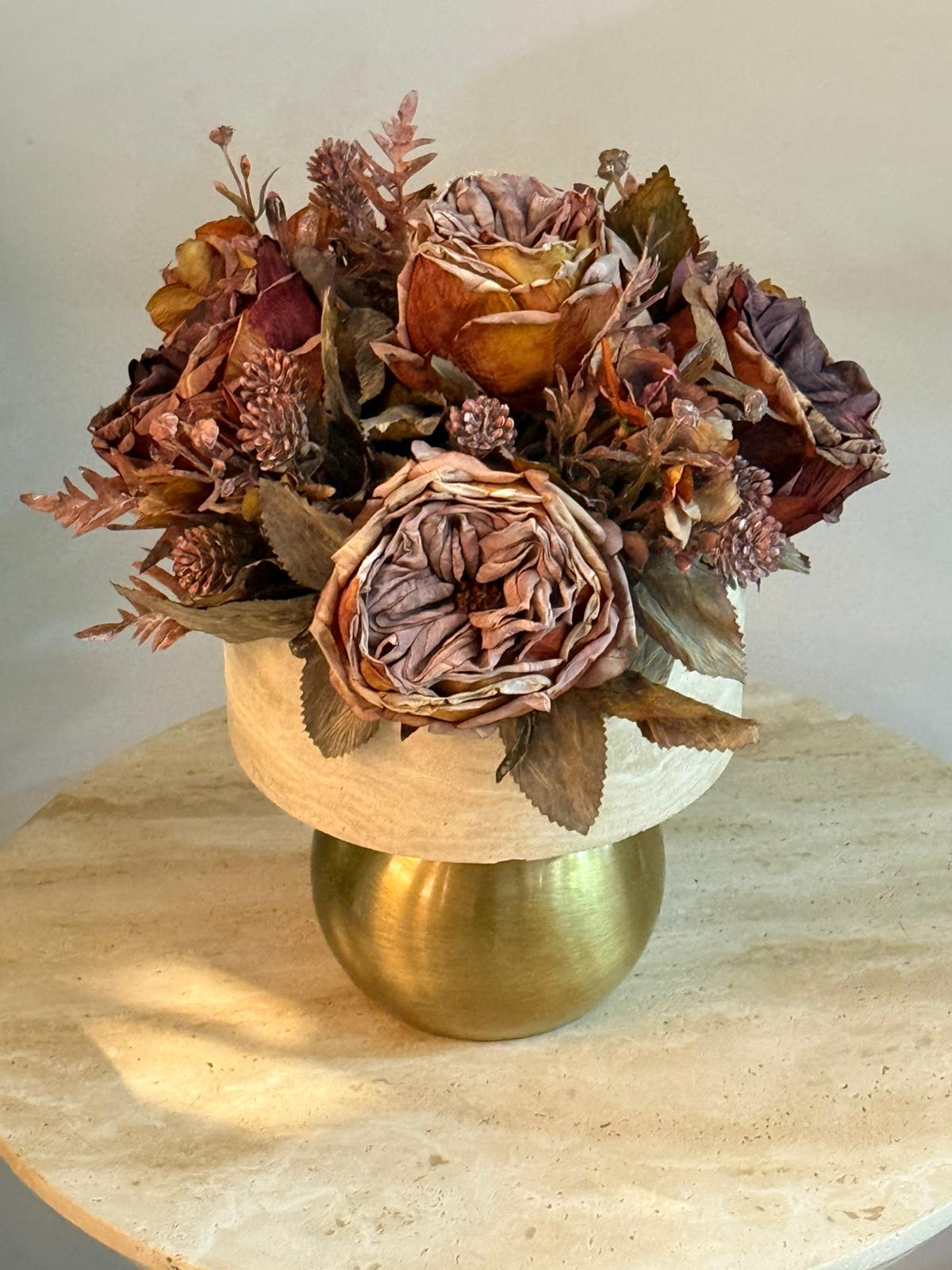 Eskitme Top Ayaklı Traverten Vazoda Çiçek Aranjmanı