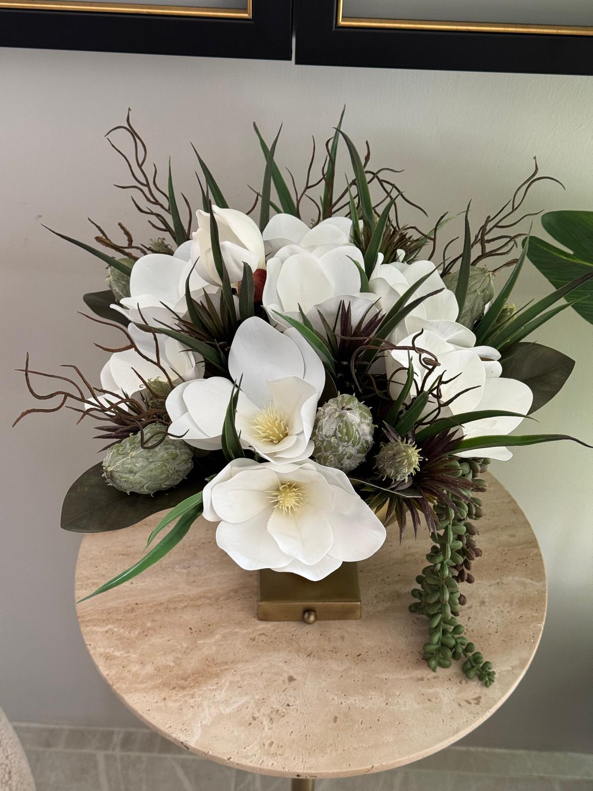 Eskitme Kare Ayaklı Vazoda Manolya Çiçek Aranjman 