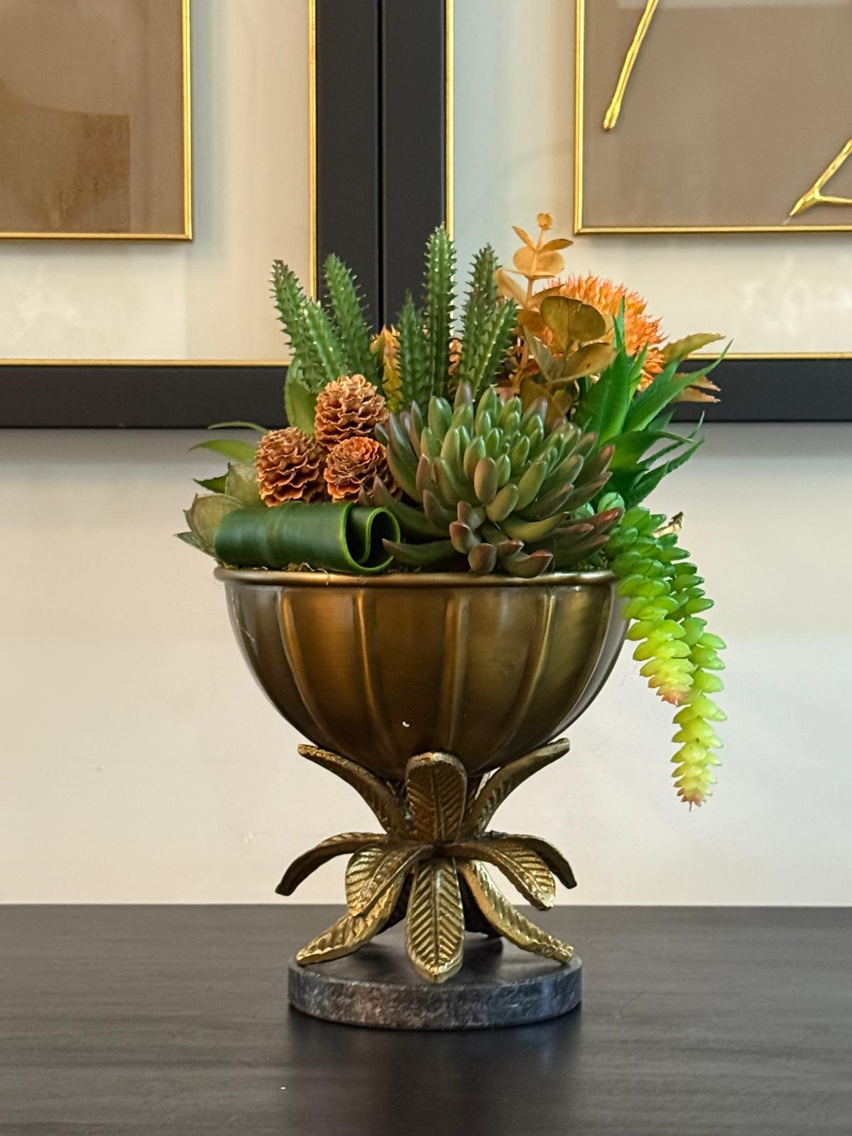 Eskitme Döküm  İthal  Çiçek Ayaklı Vazoda Sukulent Çiçek Aranjman 