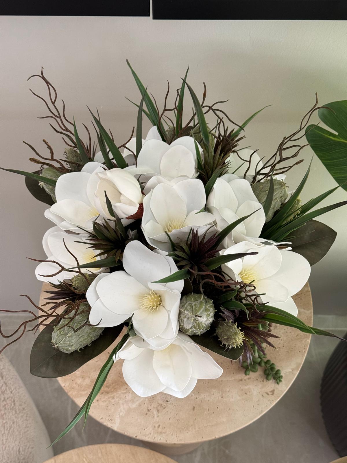 Eskitme Kare Ayaklı Vazoda Manolya Çiçek Aranjman 