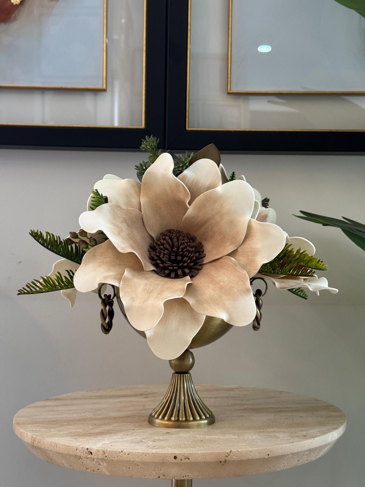 Eskitme Burgu Ayaklı Vazoda Lateks Çiçek Aranjnanı