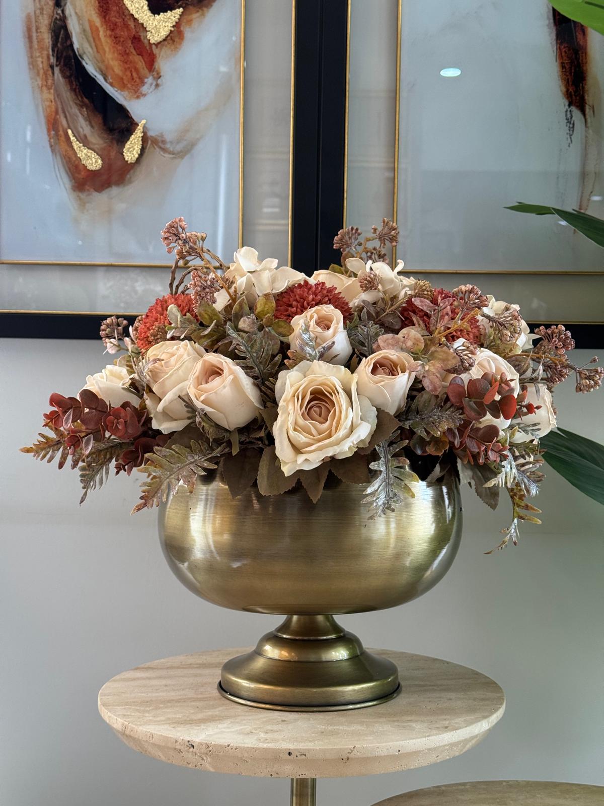 Eskitme Ayaklı Vazoda Çiçek Aranjmanı